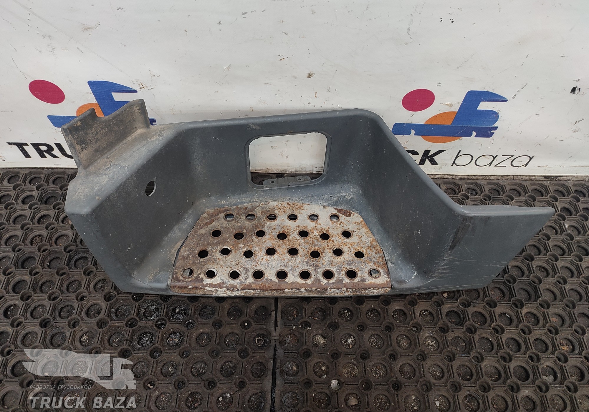 81615100643 Корпус подножки левой