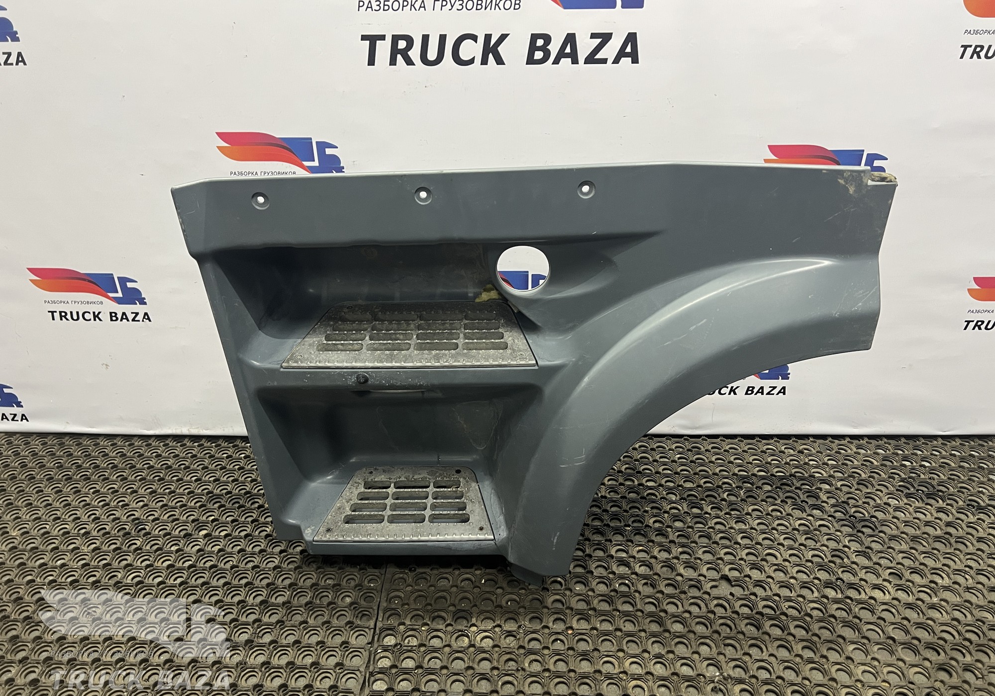 1836304 Корпус подножек левый