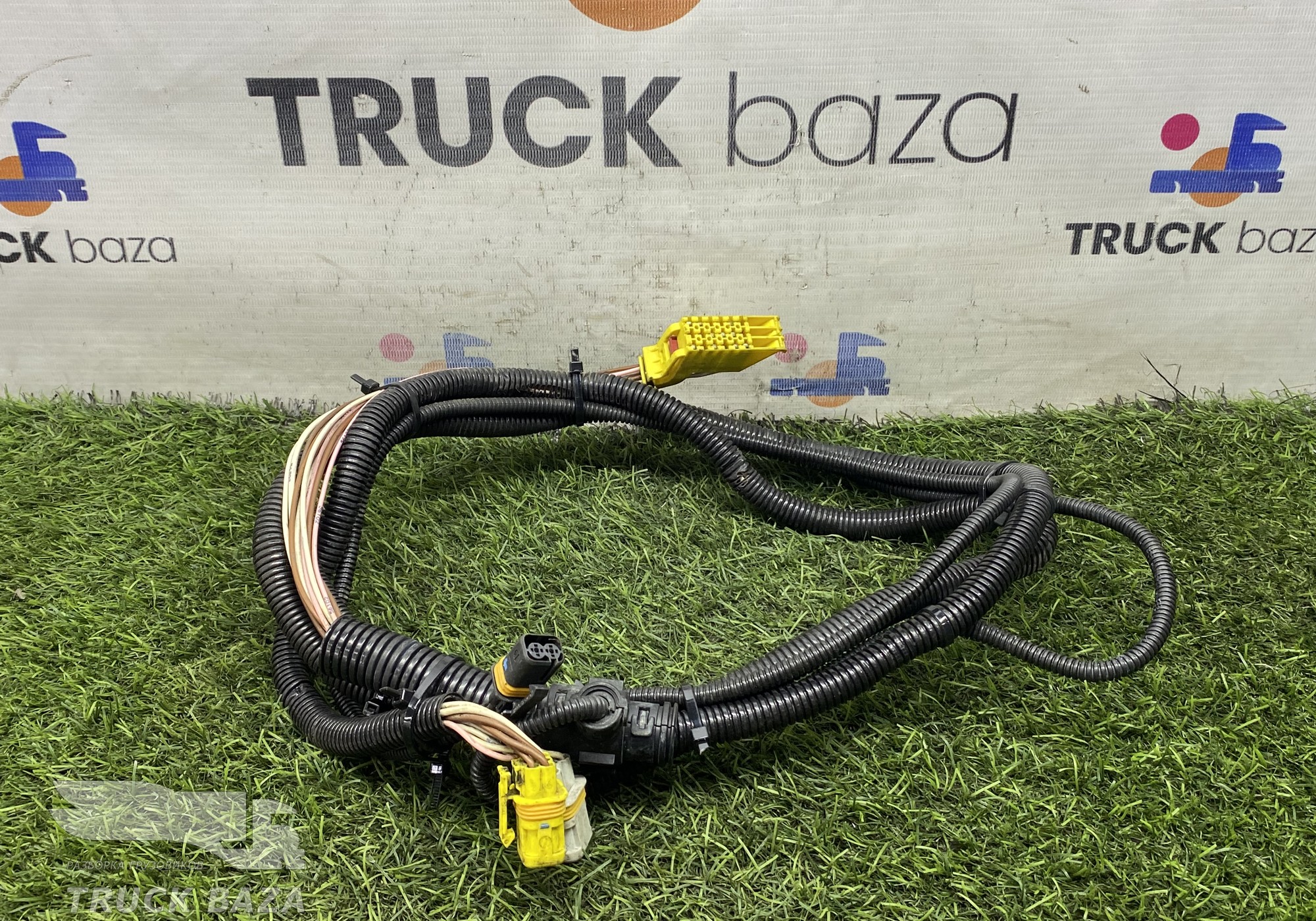 81254587320 Проводка фары правой