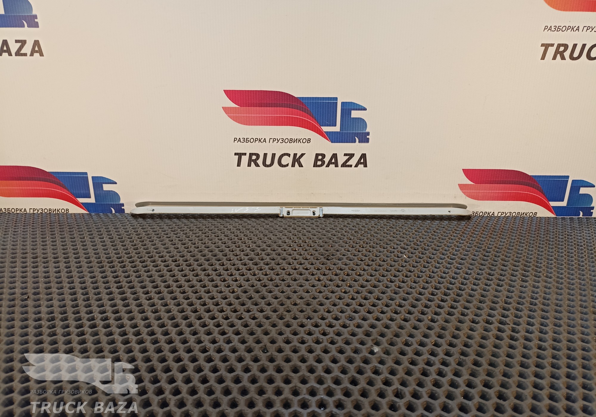 504205228 Накладка бардачка для Iveco Stralis I (с 2002)