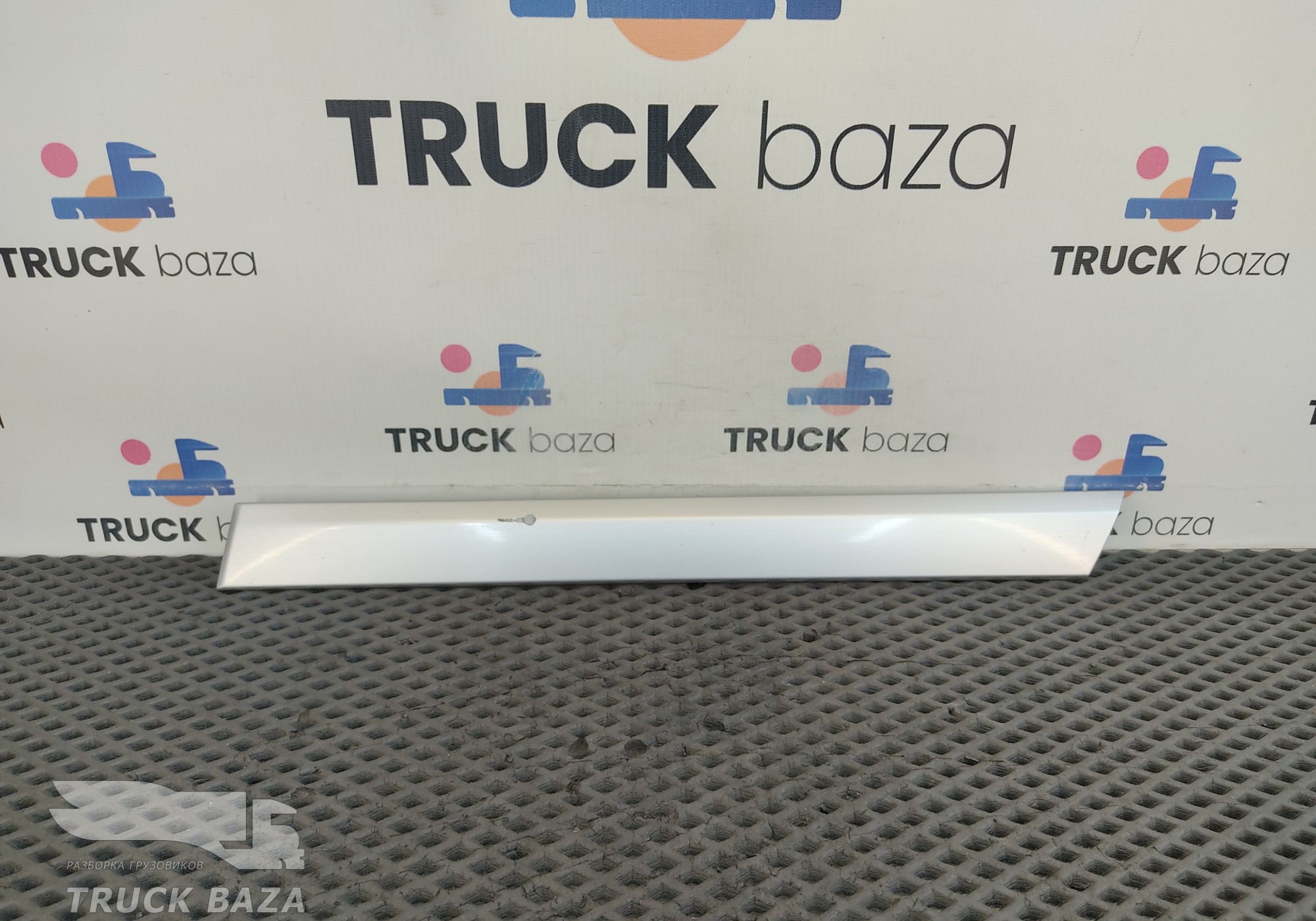 81626810010 Накладка обшивки двери правой