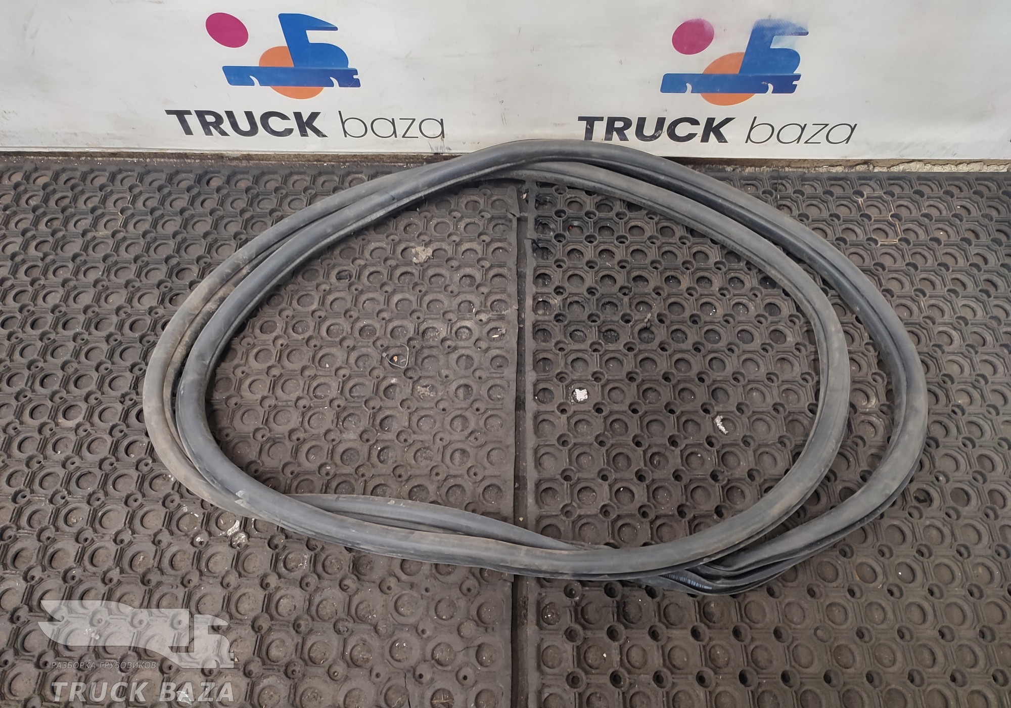 2045117 Уплотнитель двери левый для Scania 6-series R (с 2016)