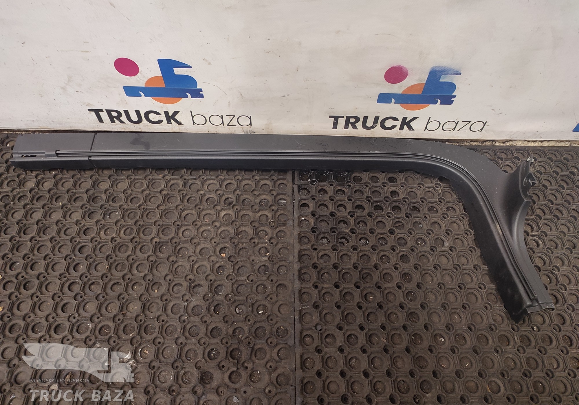 2126889 Накладка стойки двери левая для Scania 6-series R (с 2016)