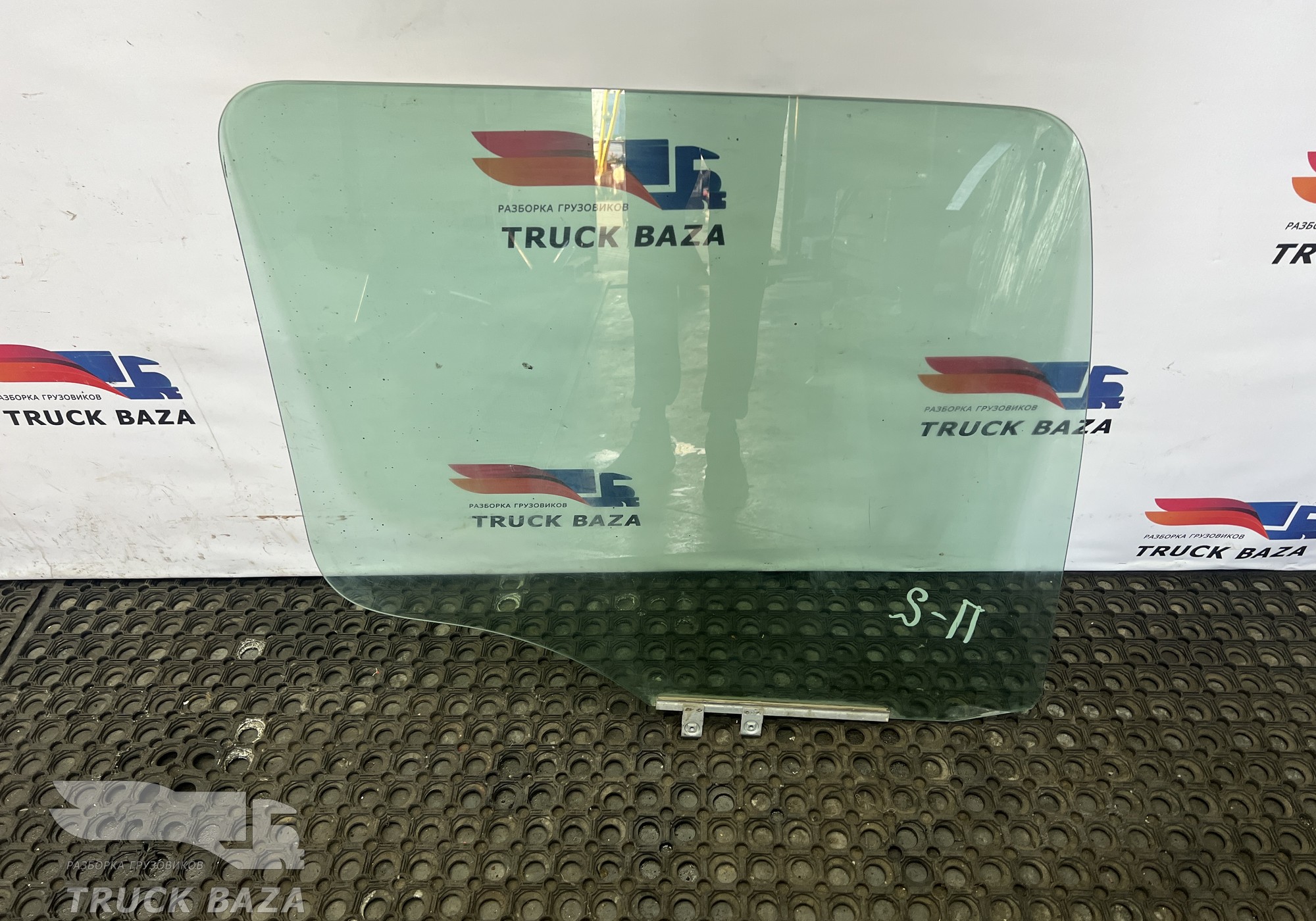 A9737200418 Стекло двери правой