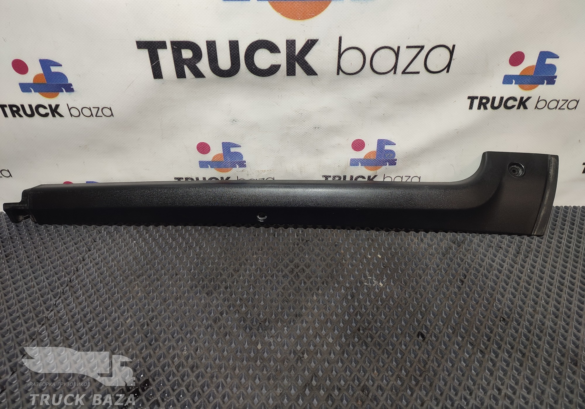 9406981762 Накладка лобового стекла правая