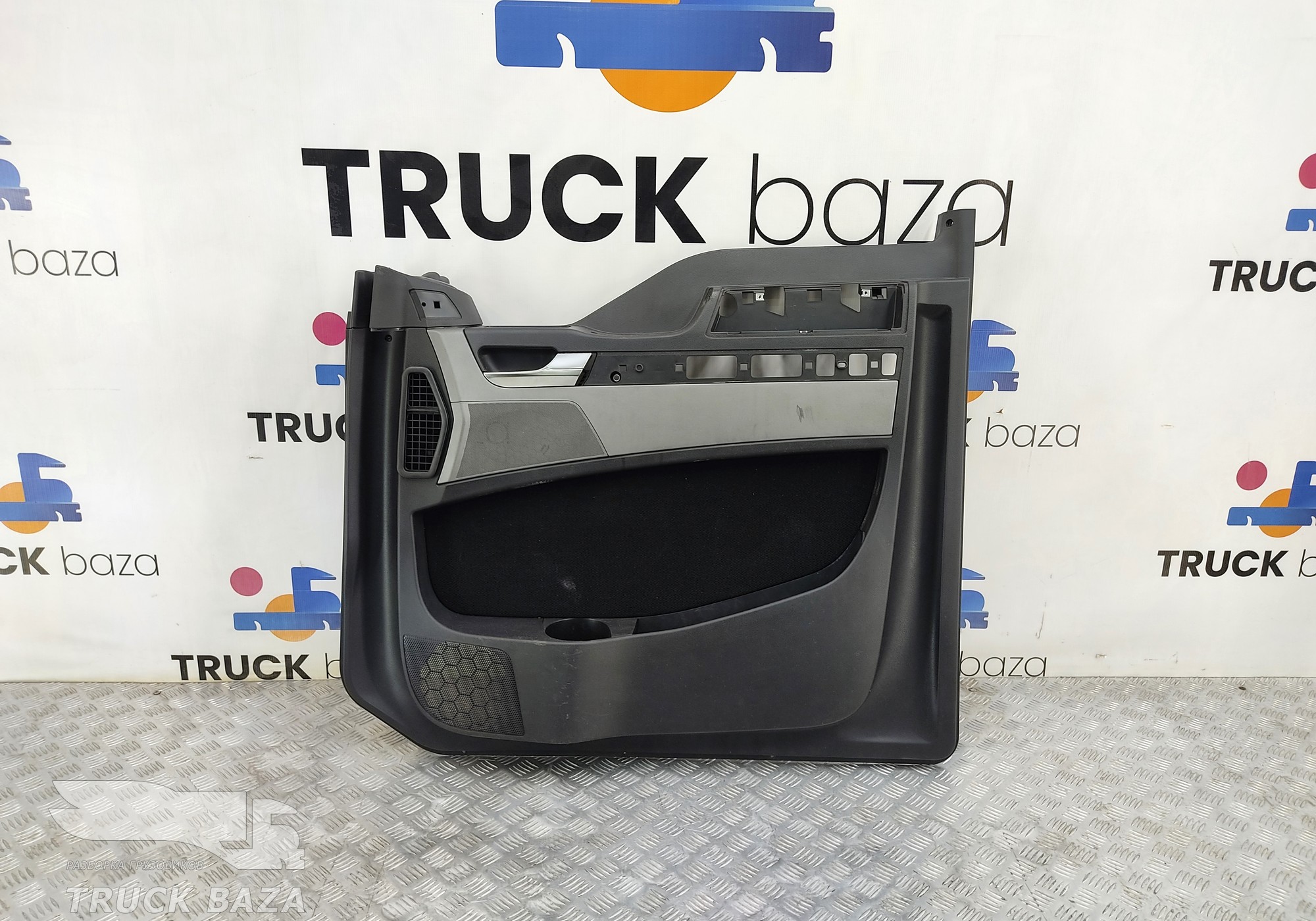 81626306110 Обшивка двери правой