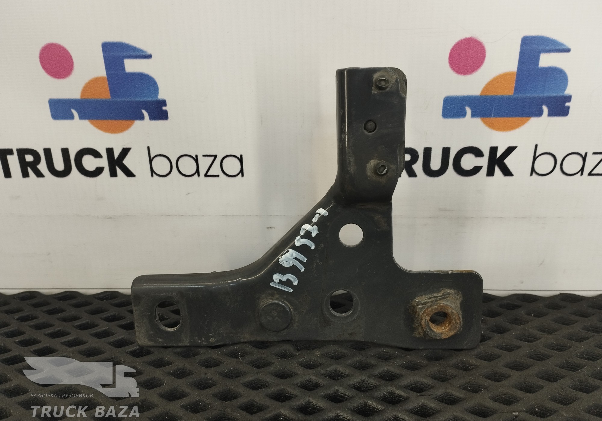 1829132 Кронштейн решетки радиатора для Scania 5-series R (с 2004 по 2016)