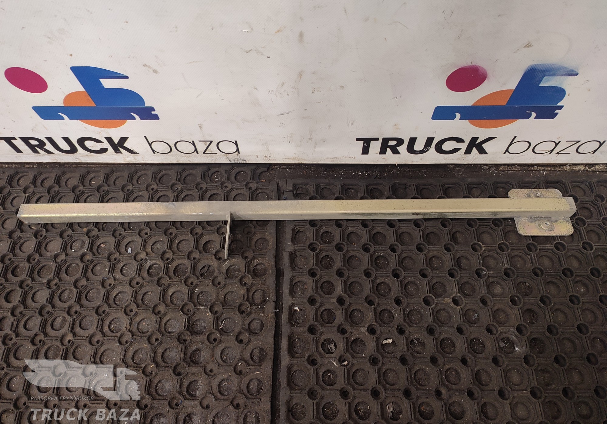 1297303 Кронштейн продолжения двери правый