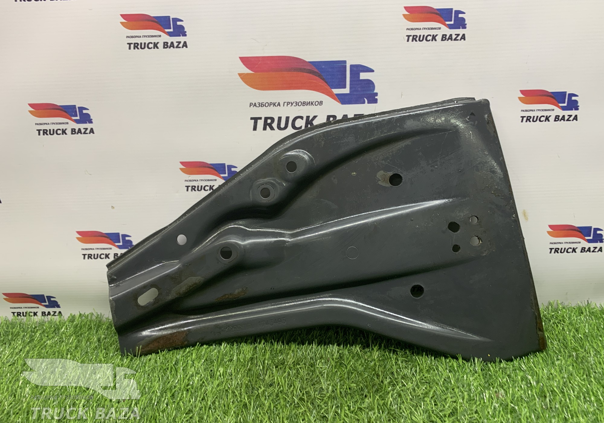 1743493 Кронштейн крыла левый