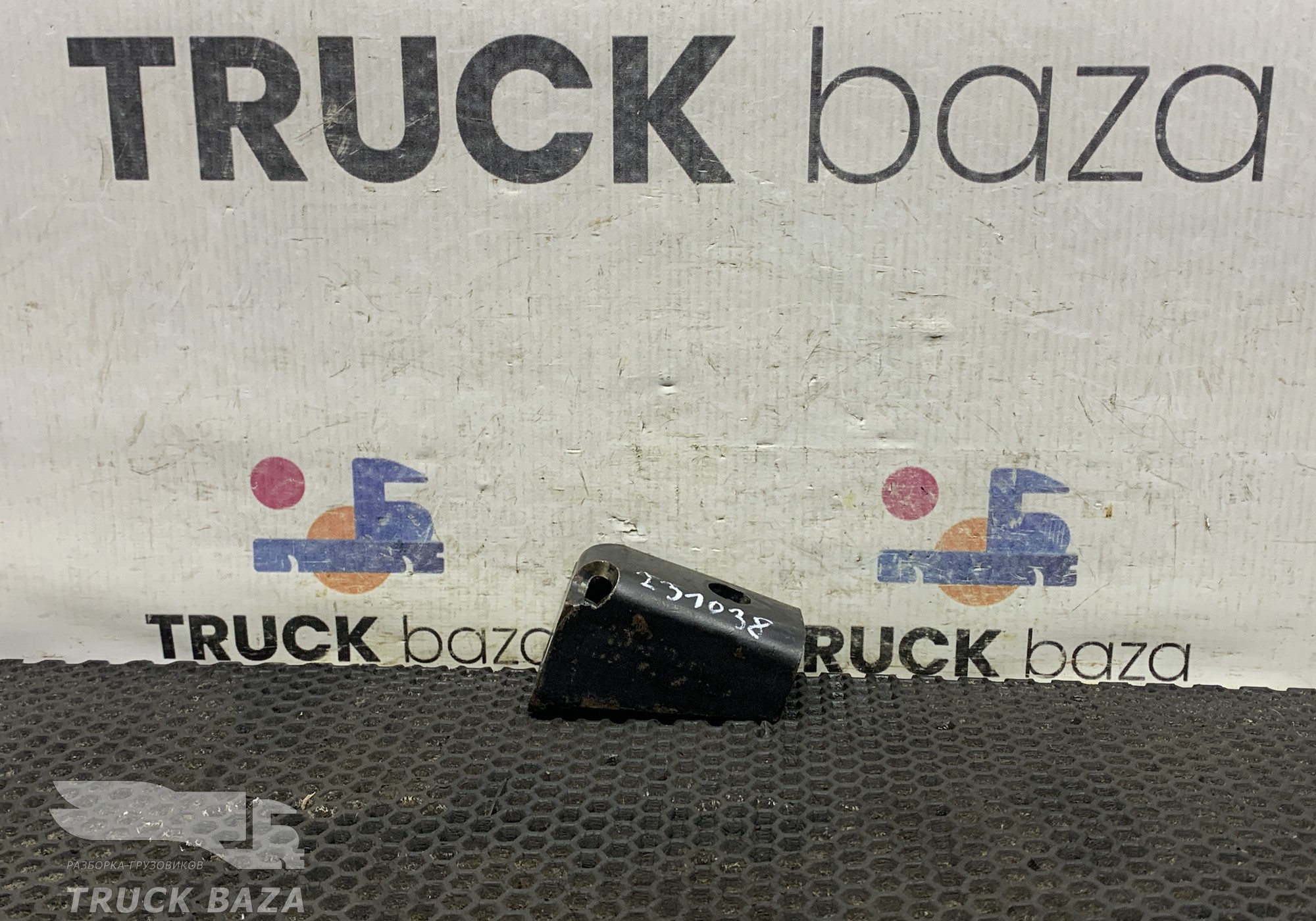 DZ95259640036 Кронштейн усилителя переднего бампера для Shacman F3000 (с 2009)