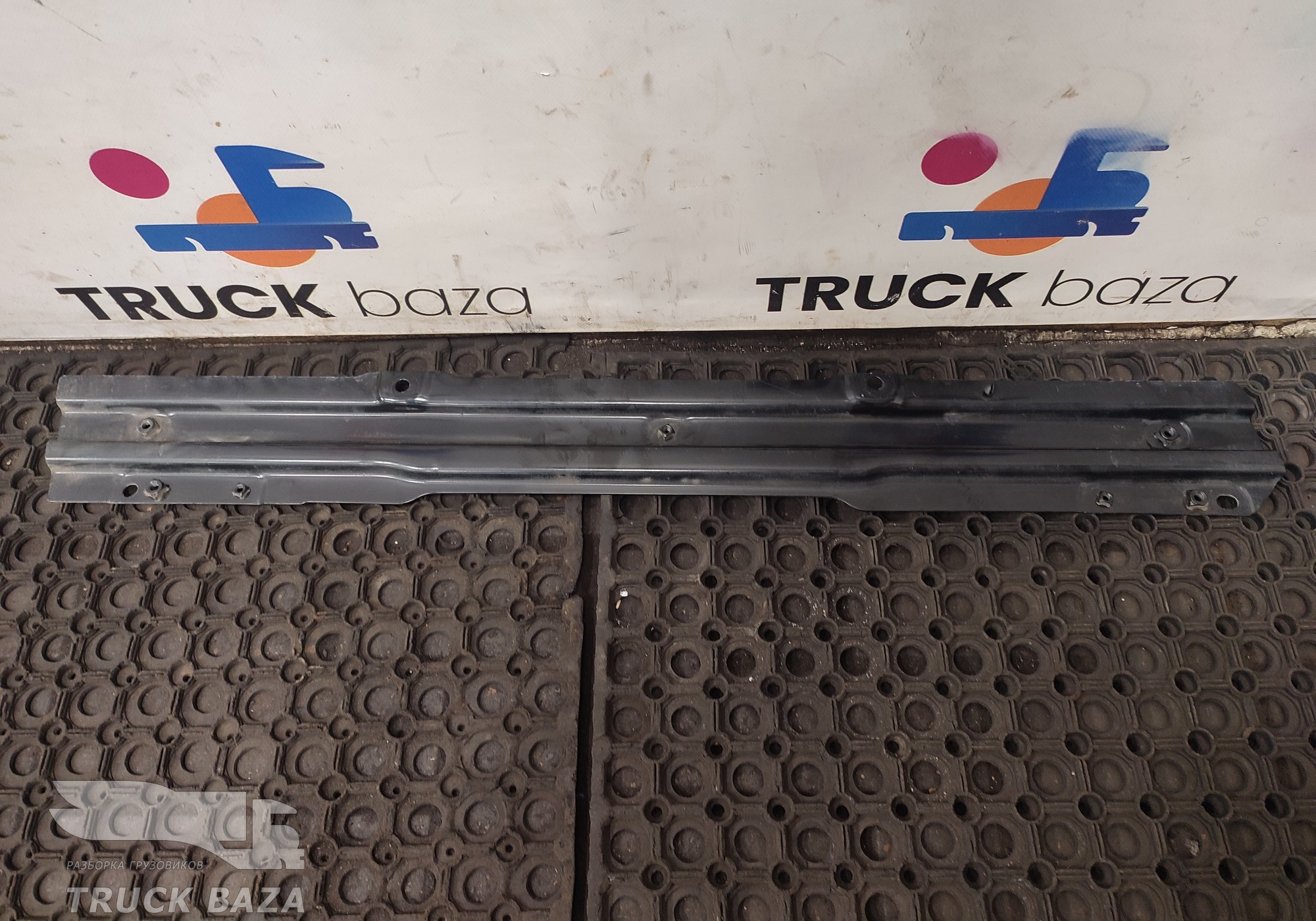 7482224451 Кронштейн обшивки двери правый для Renault T (с 2013)