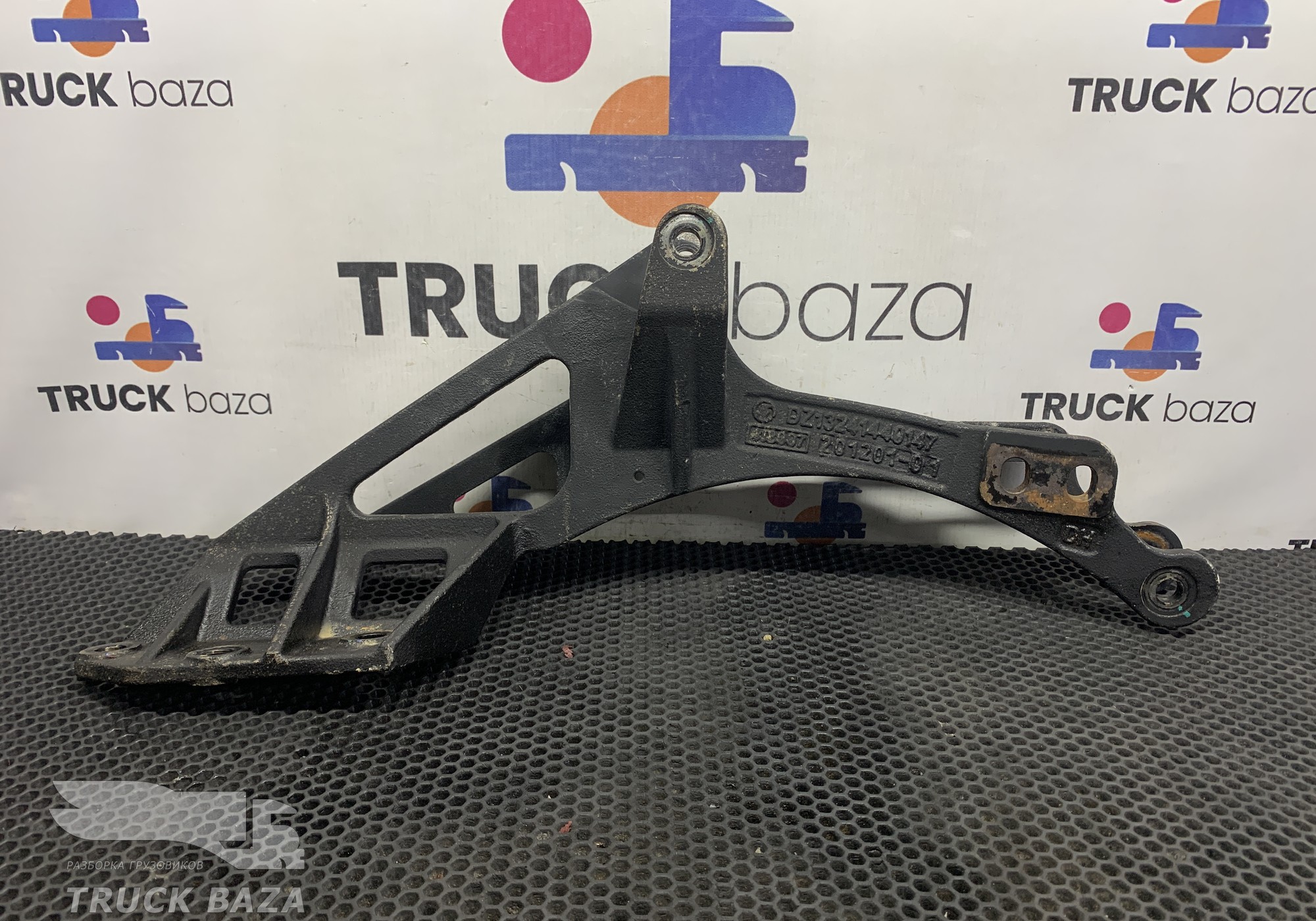 DZ13241440147 Кронштейн амортизатора кабины заднего левый