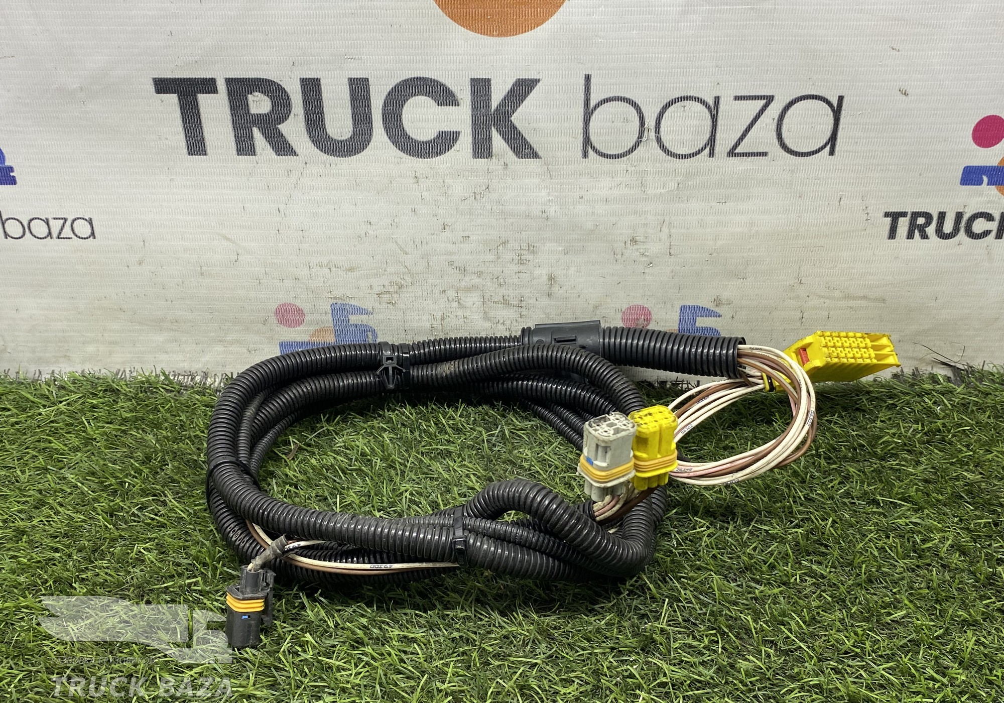 81254587320 Проводка фары правой