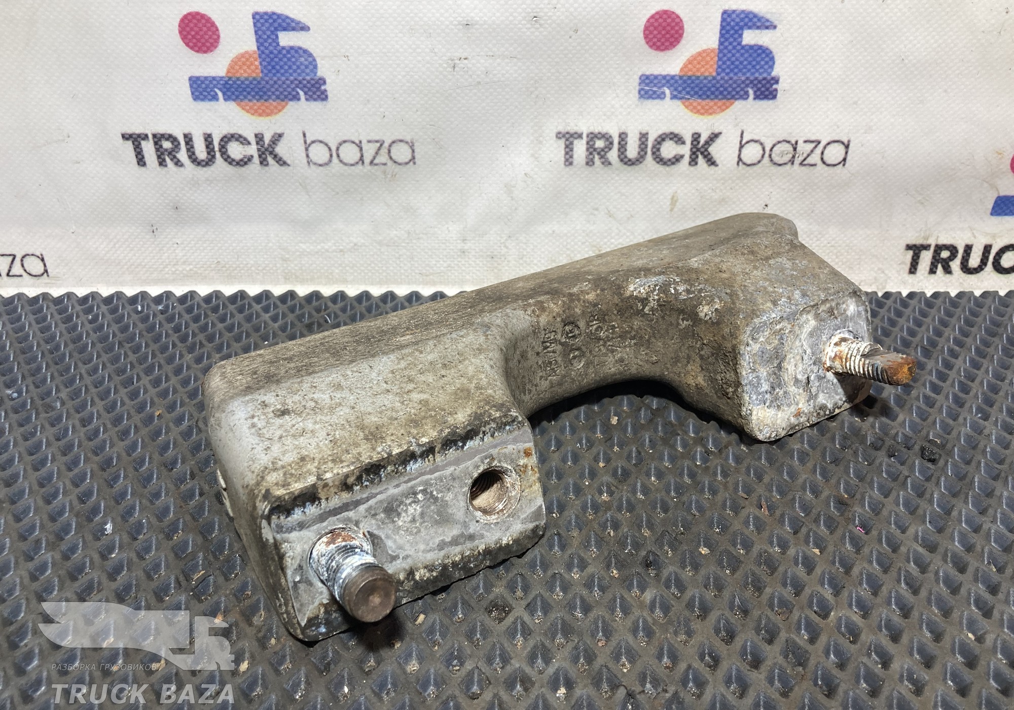 1787518 Кронштейн топливного бака