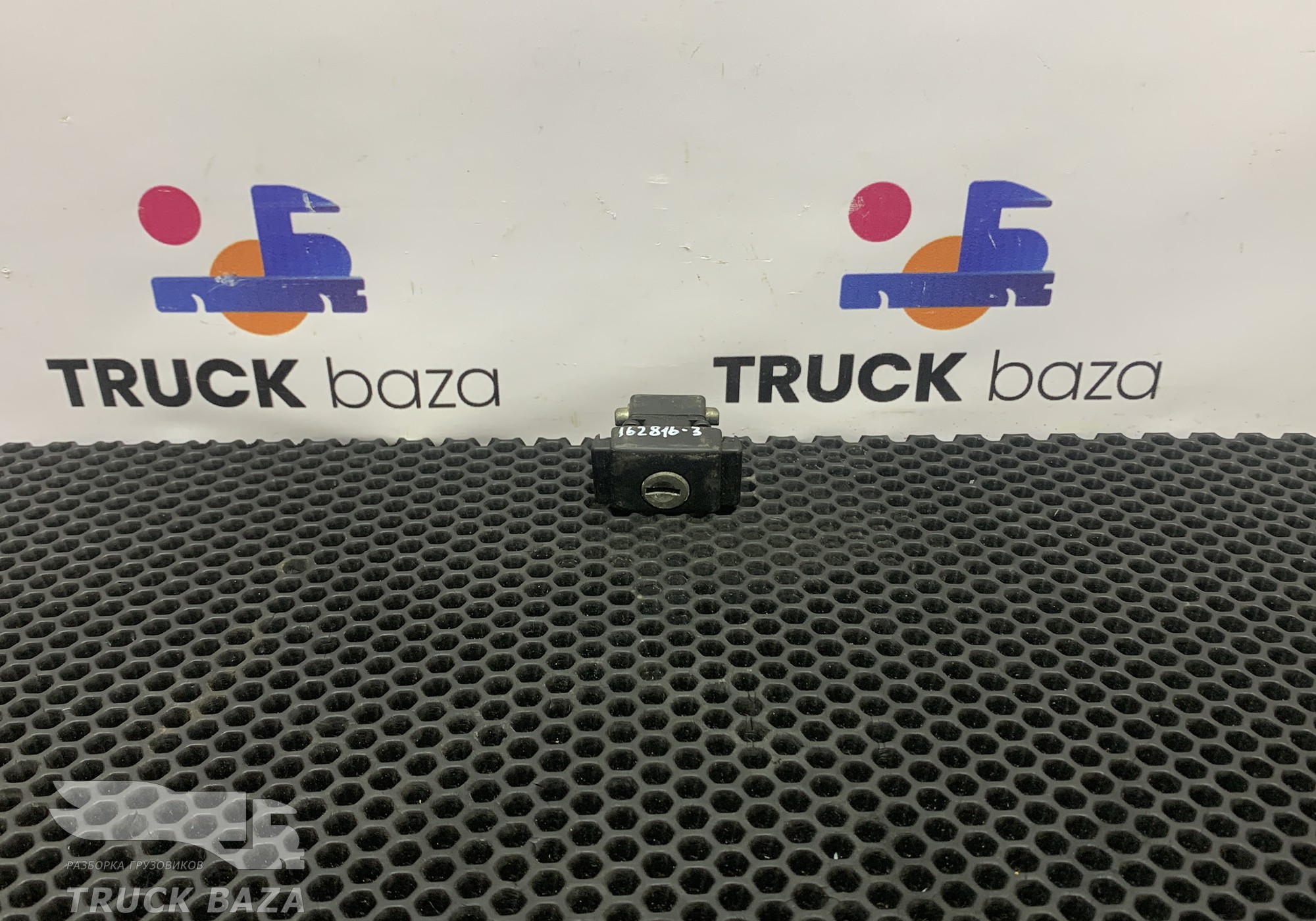 0389537 Замок бардачка над лобовым стеклом