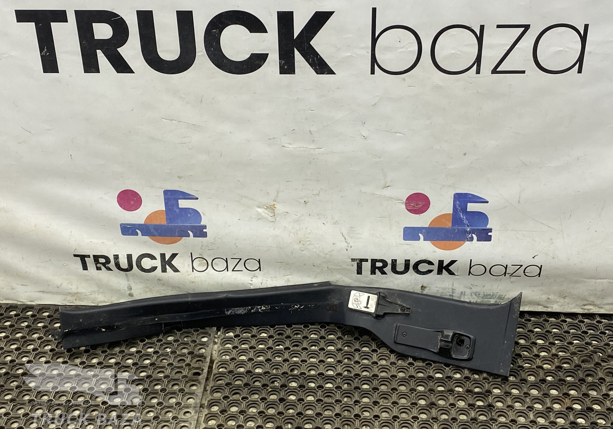 2281982 Накладка стойки двери