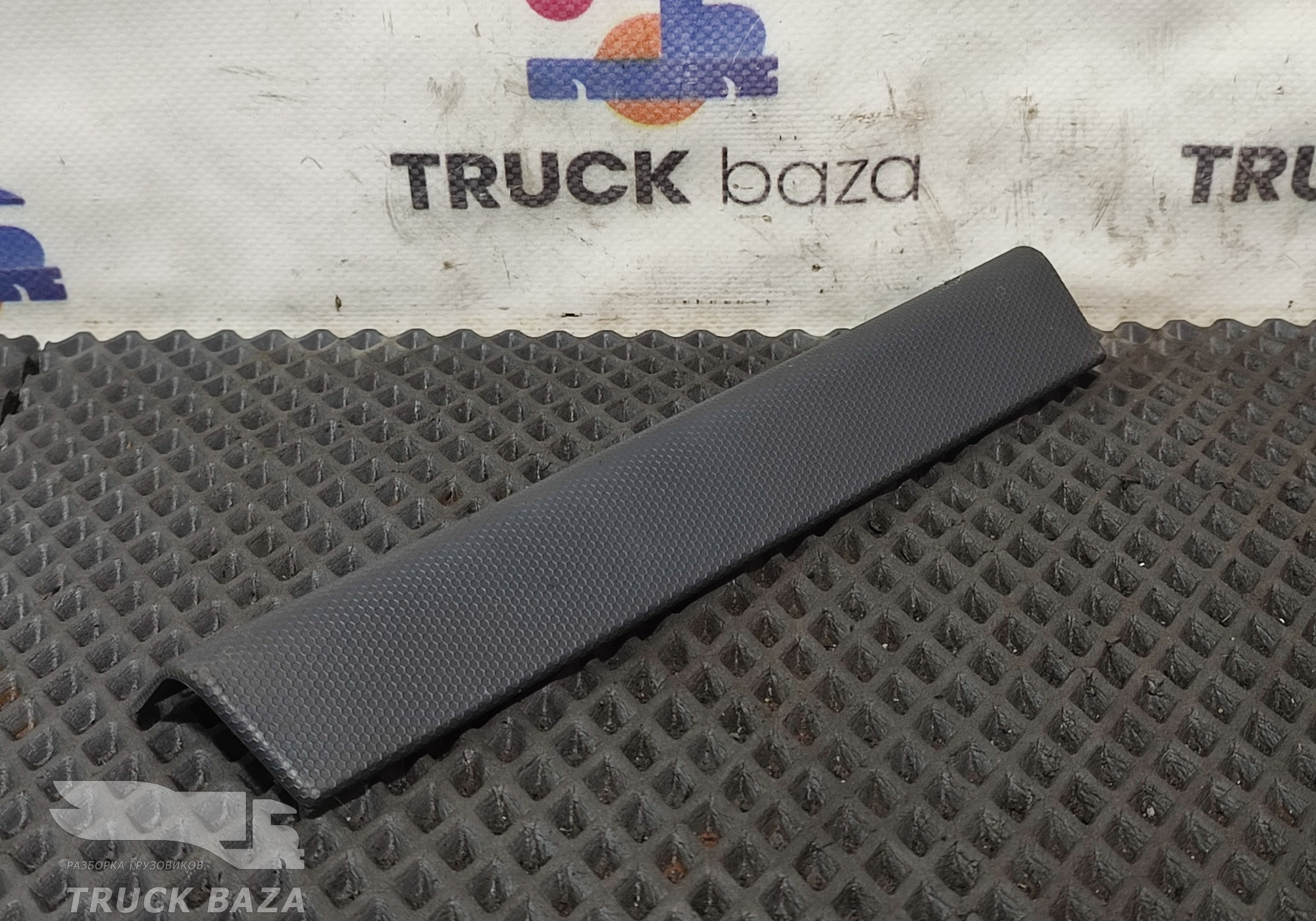 82301290 Накладка двери для Renault T (с 2013)