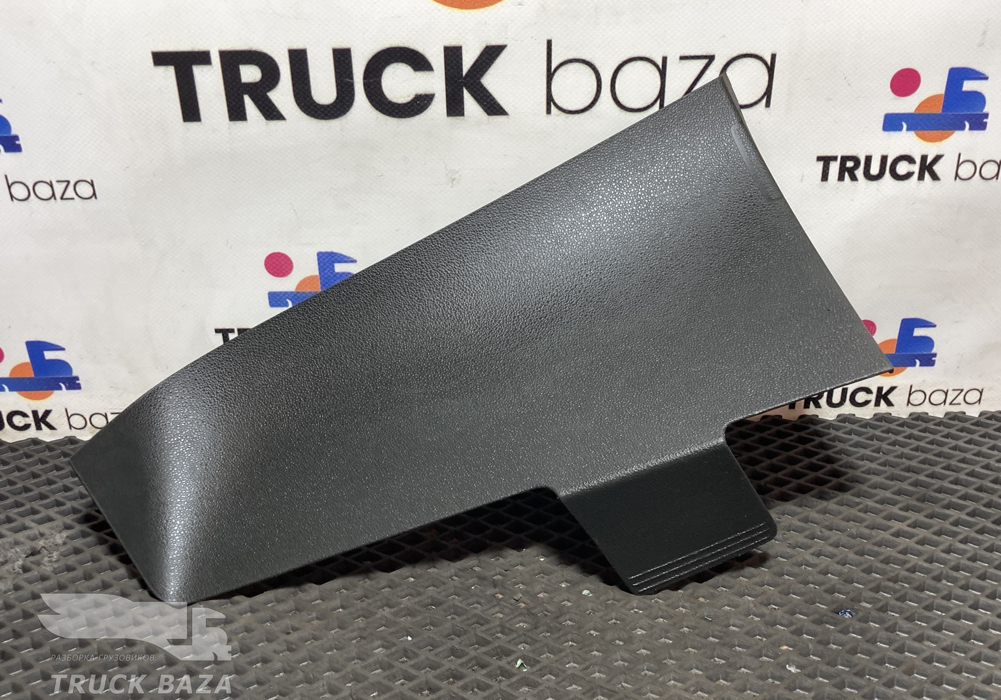 82286404 Накладка на торпедо для Volvo FH 4 (с 2012)