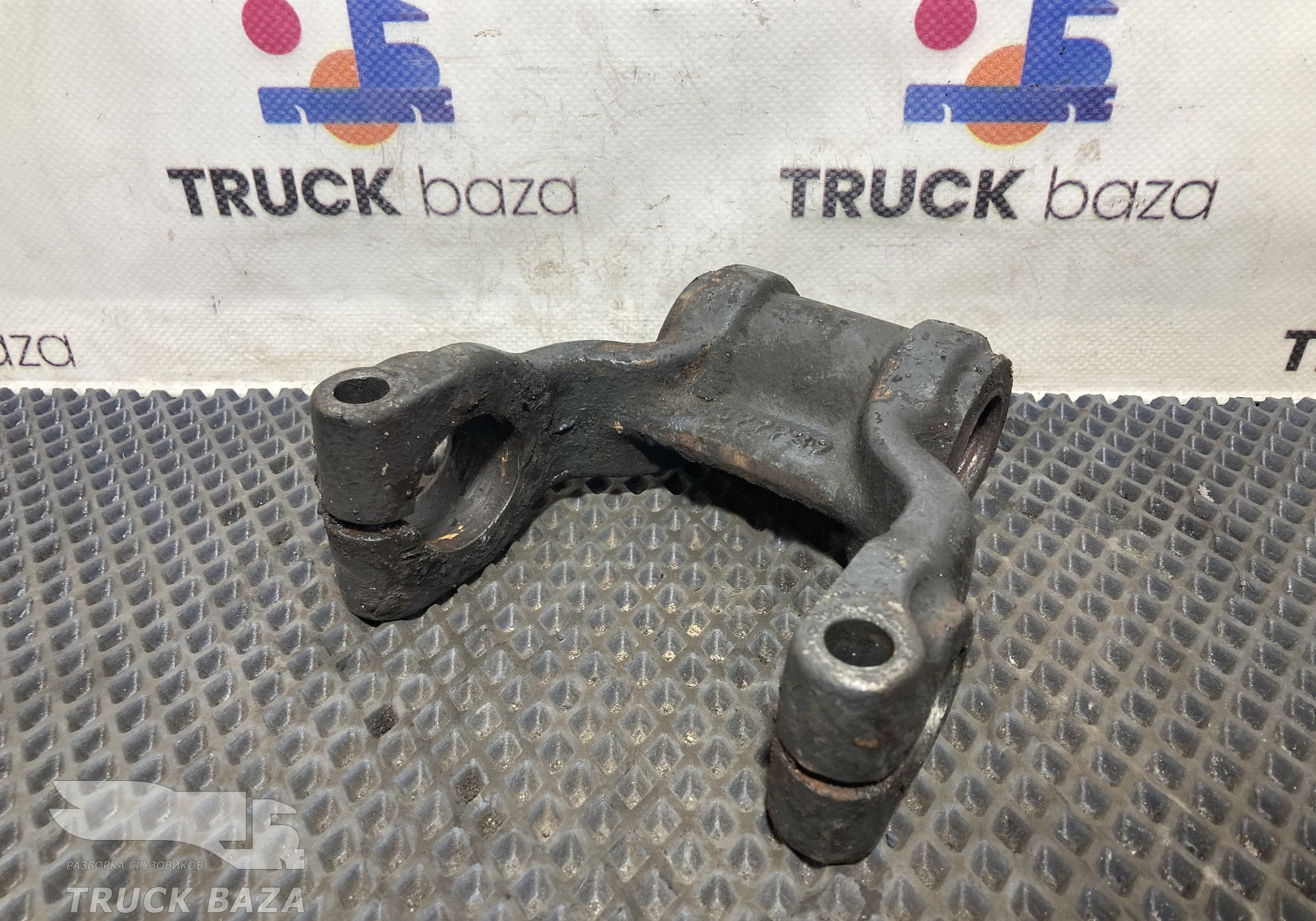 1377739 Серьга передней рессоры