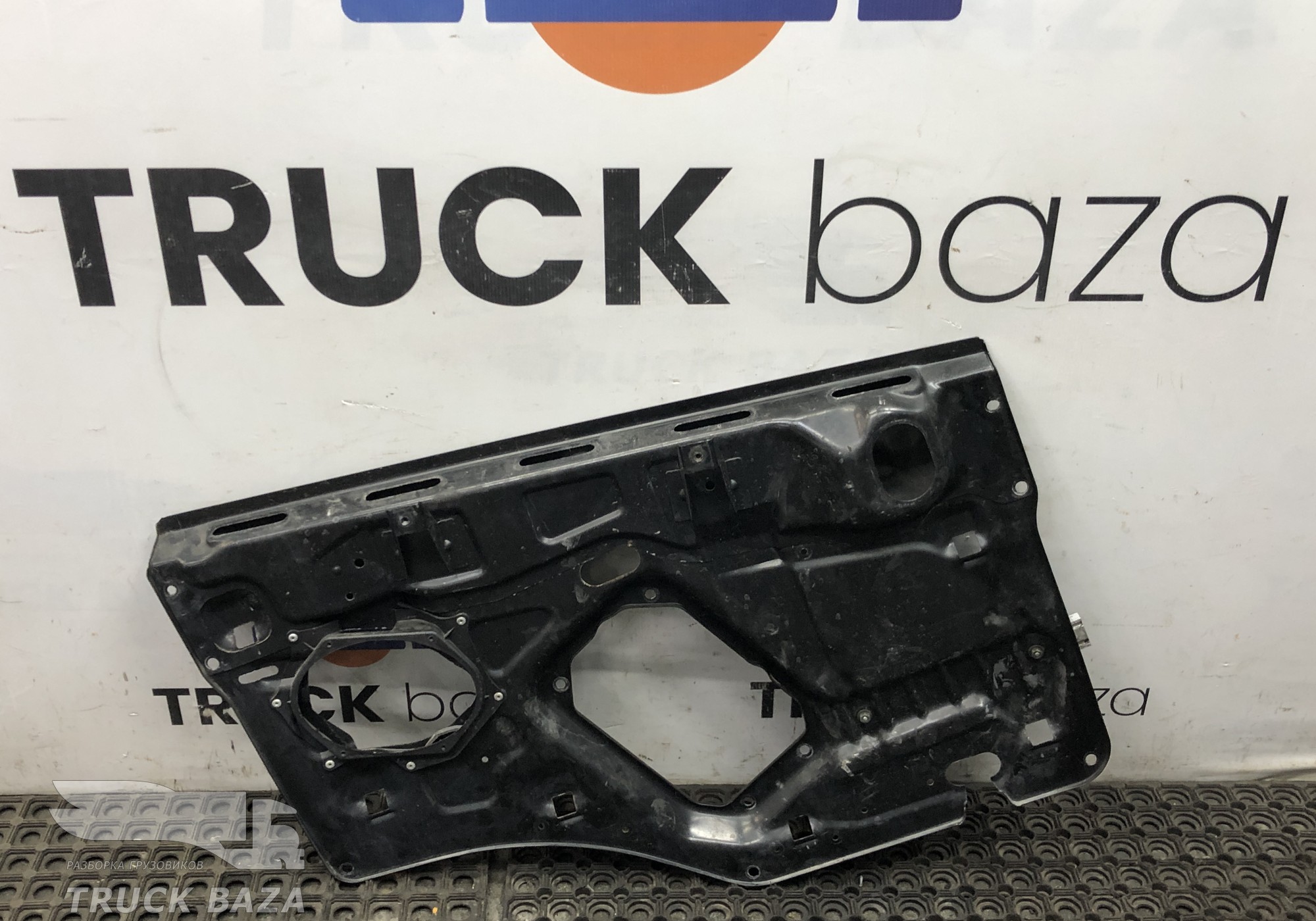 1724879 Панель двери левой