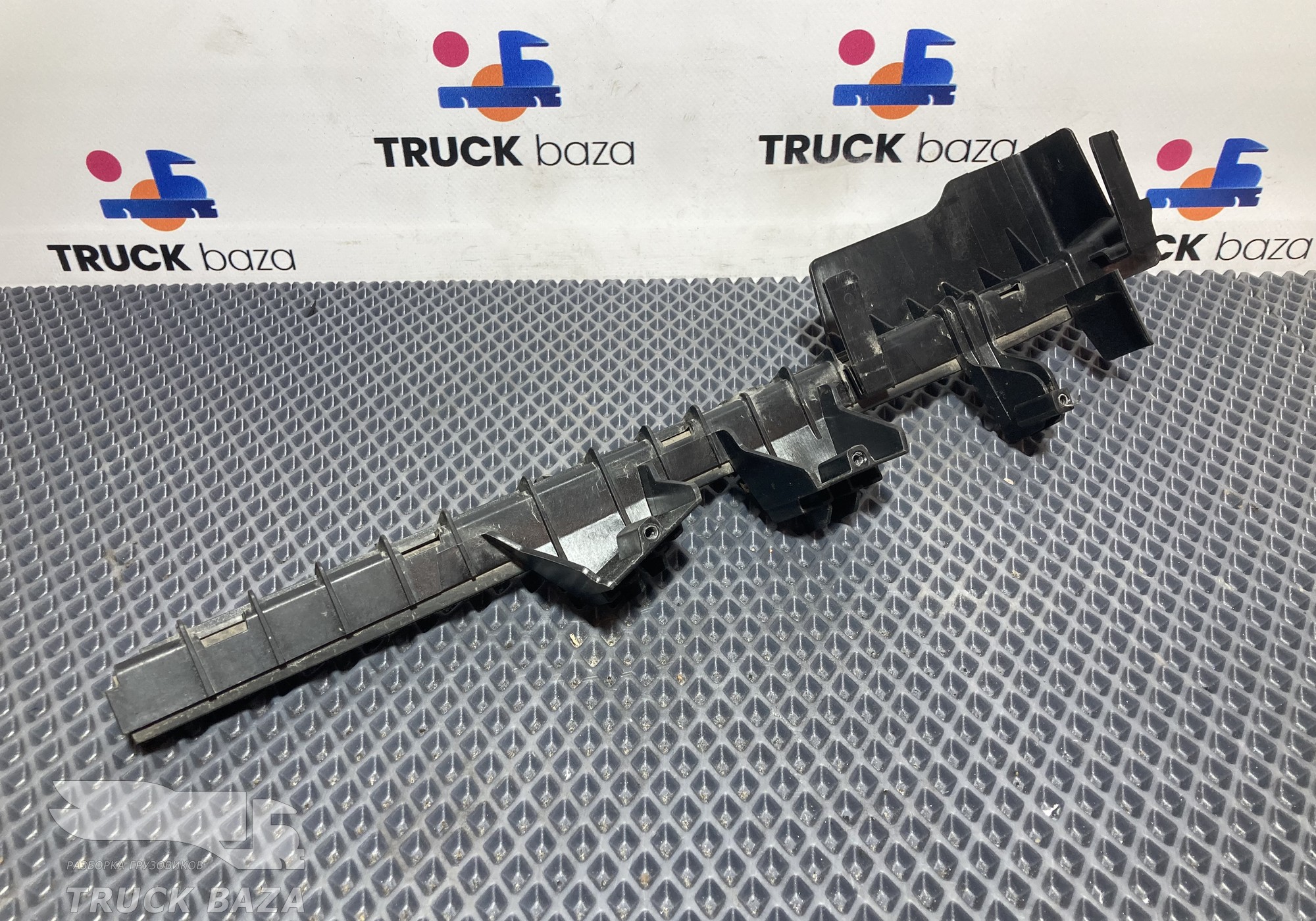 2242147 Направляющая стекла двери левой для Scania