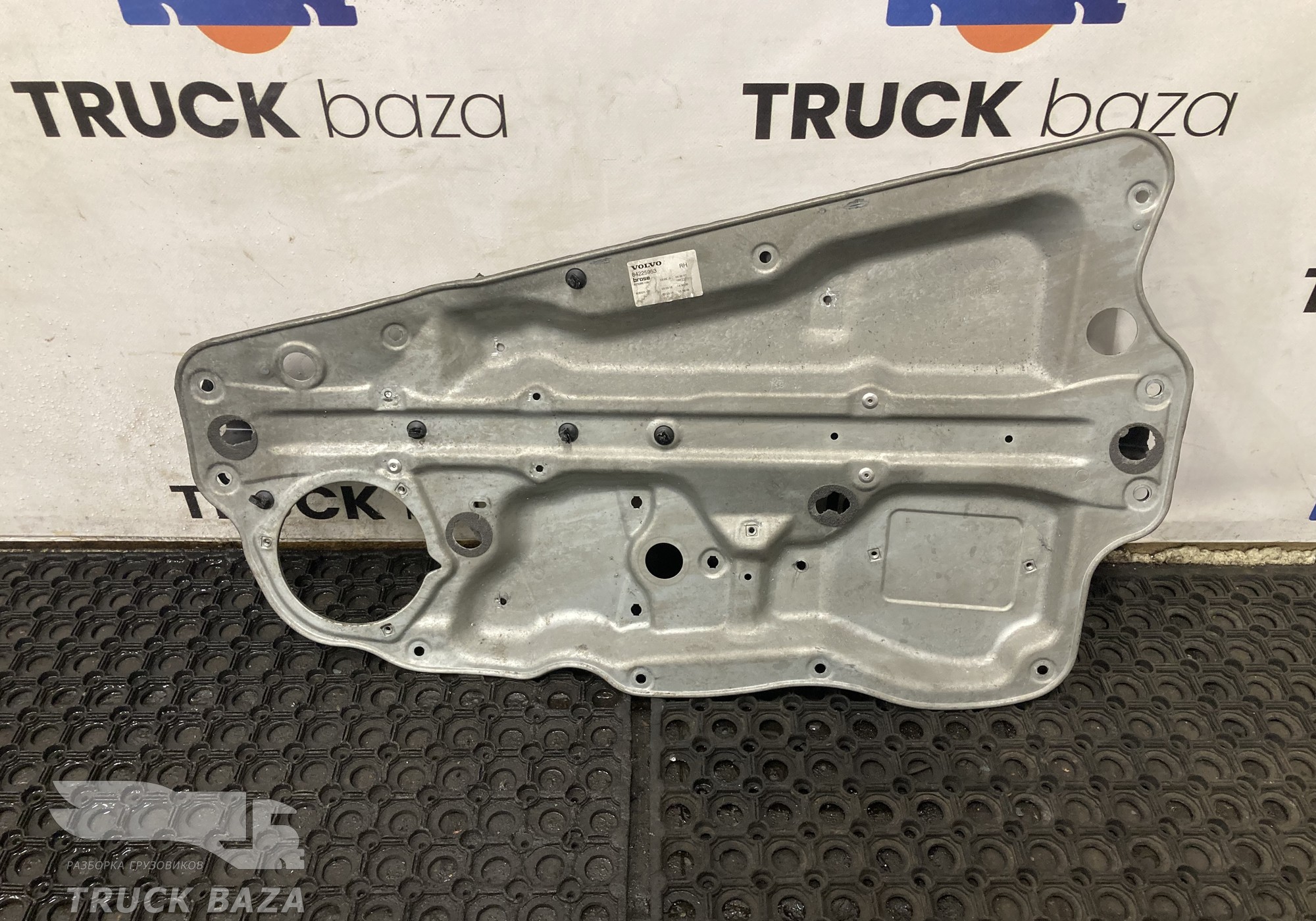 84225953 Кронштейн стеклоподъемника правый для Volvo FH 4 (с 2012)