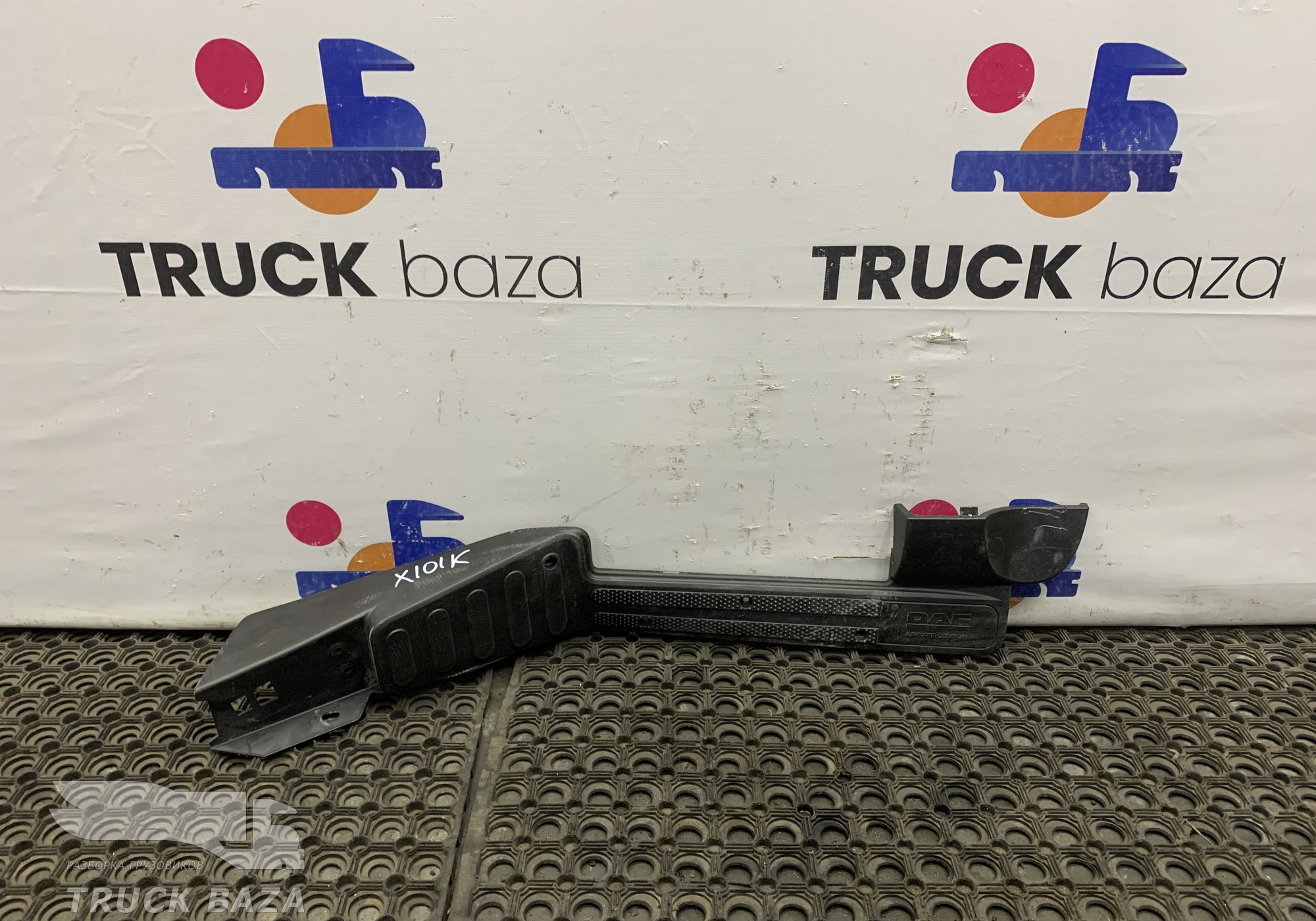 1867400 Накладка порога левого