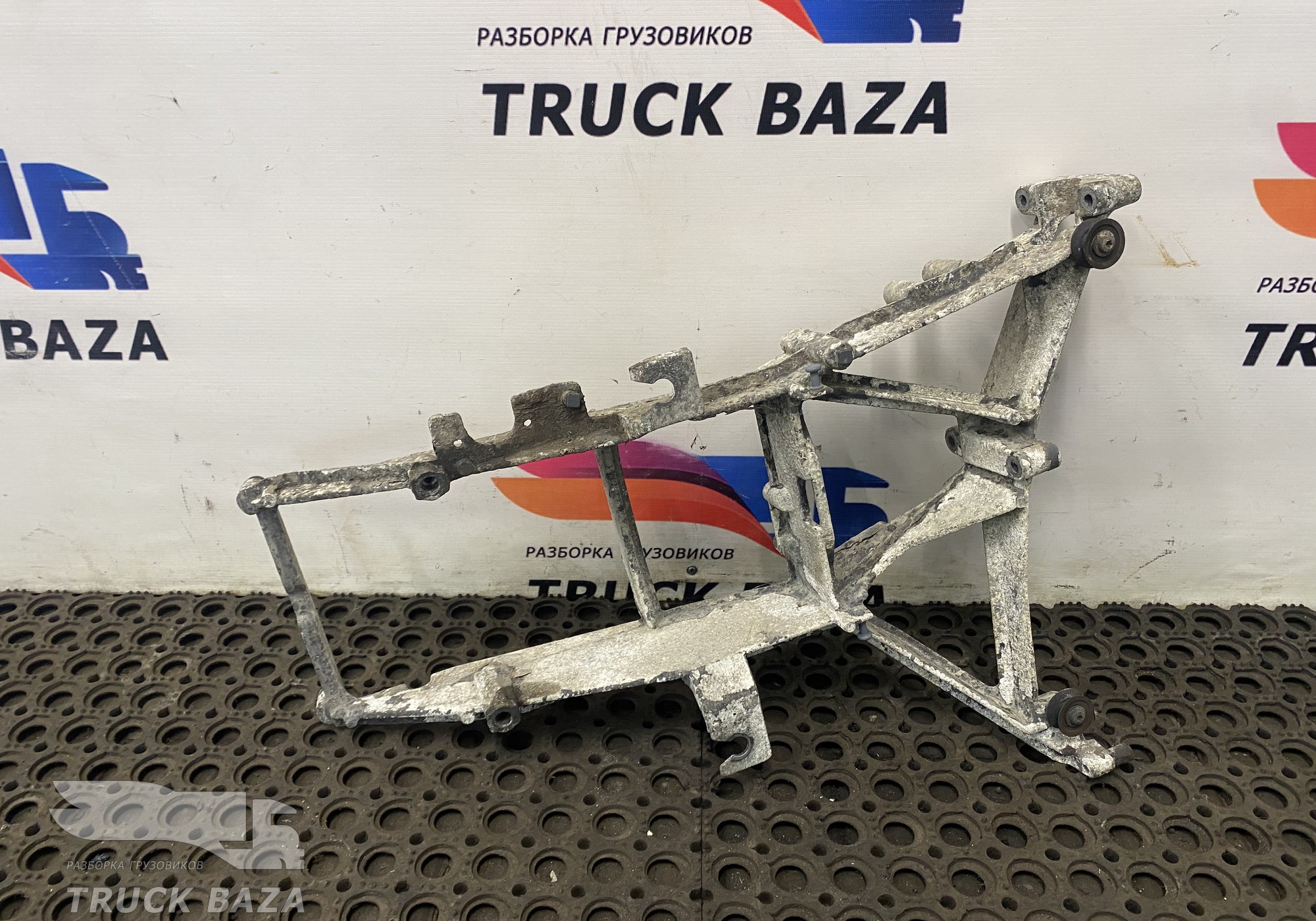 1396936 Кронштейн фары левой