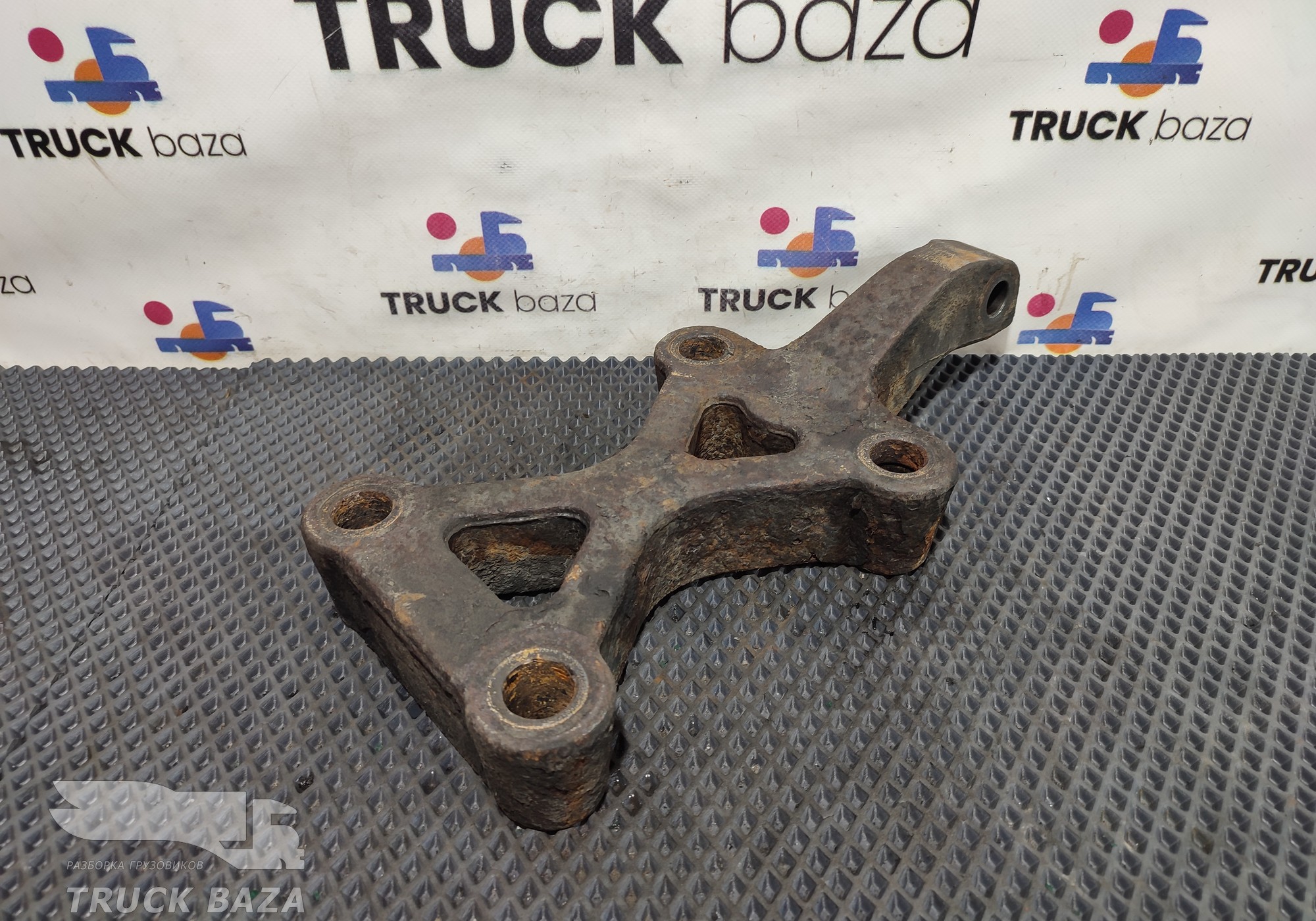 1377419 Кронштейн амортизатора заднего левый