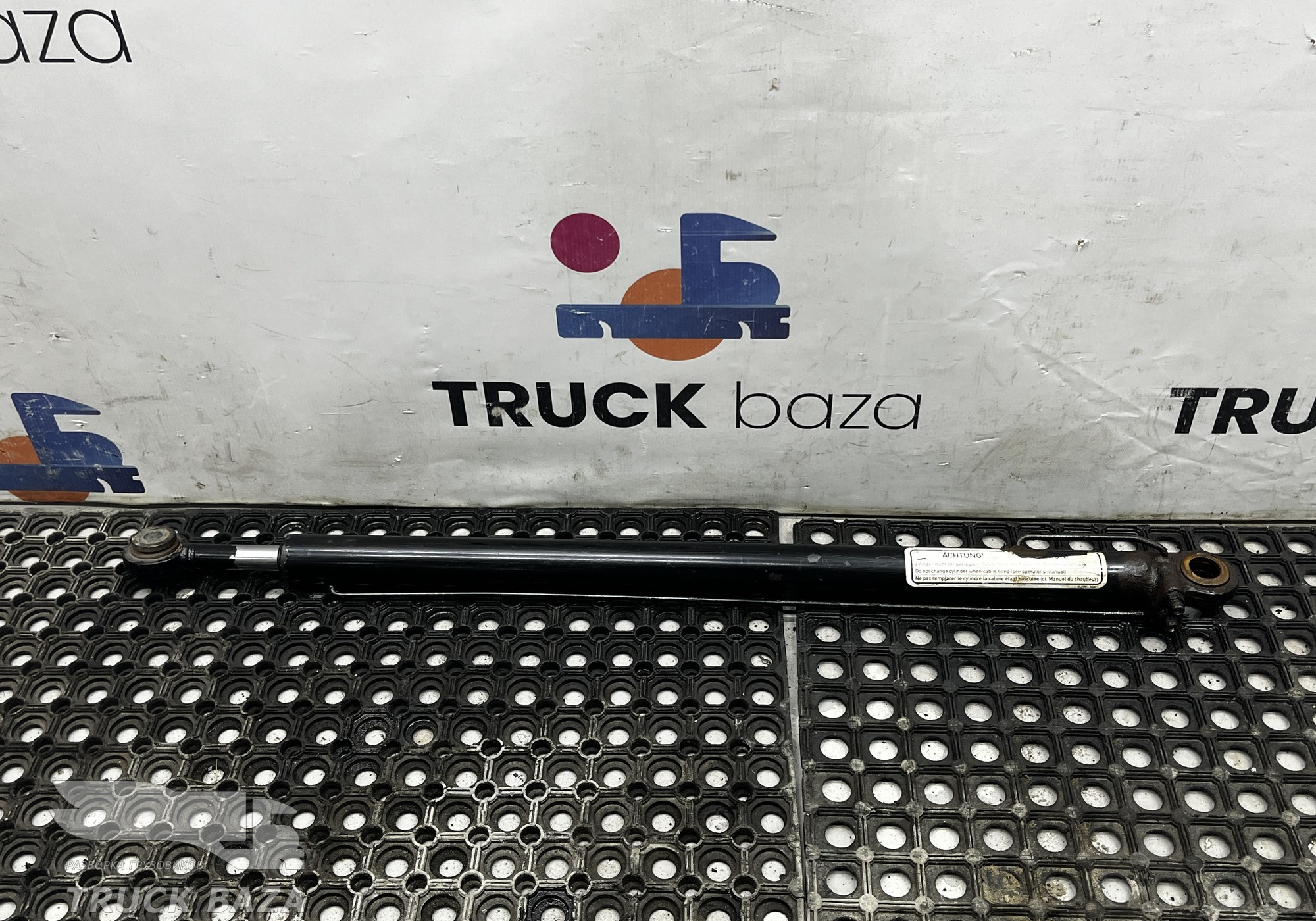 81978110008 Цилиндр подъема кабины