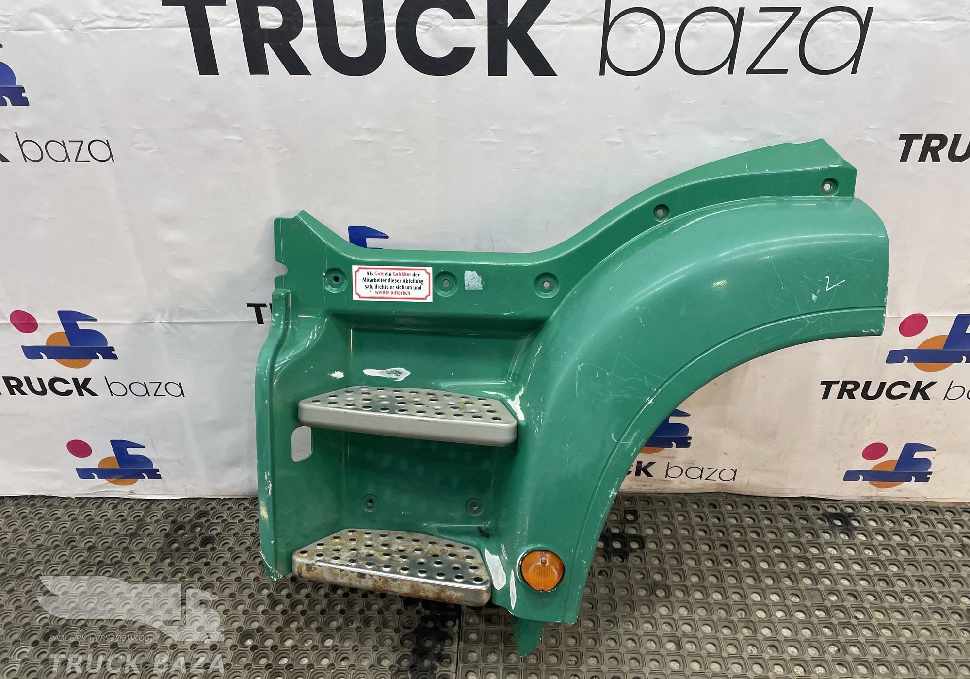 81615100473 Корпус подножек левый