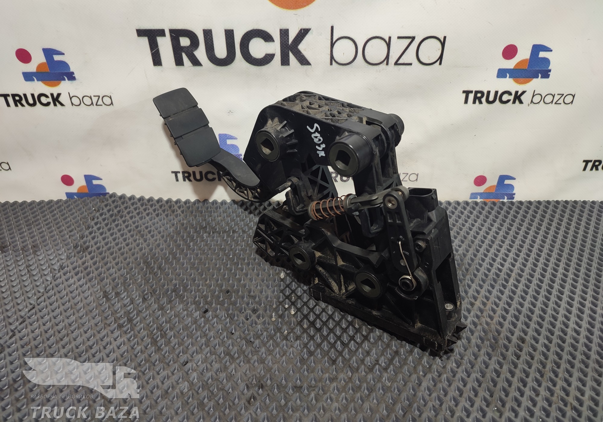 2395418 Педаль газа