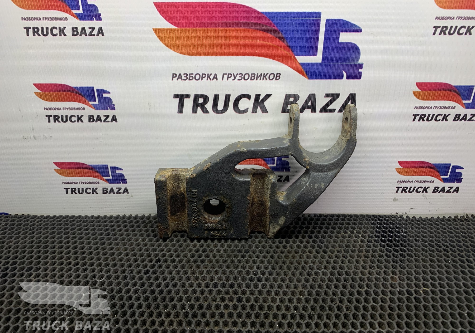 20703964 Кронштейн амортизатора правый для Volvo
