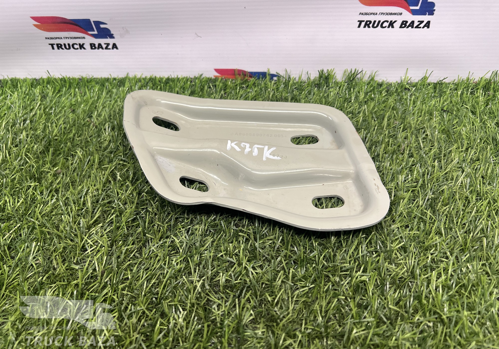A9606890742 Кронштейн торпедо правый для КАМАЗ 54901