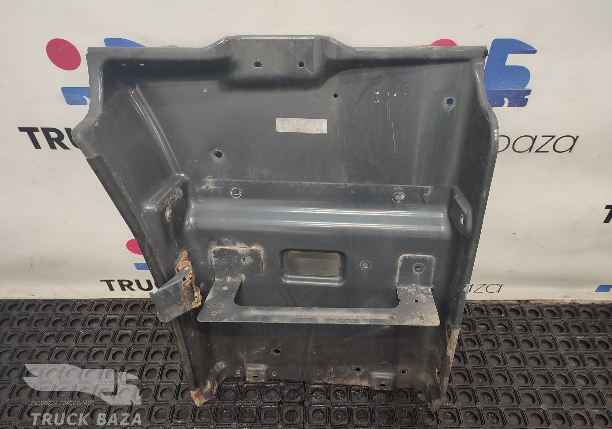 1854228 Корпус подножек правый