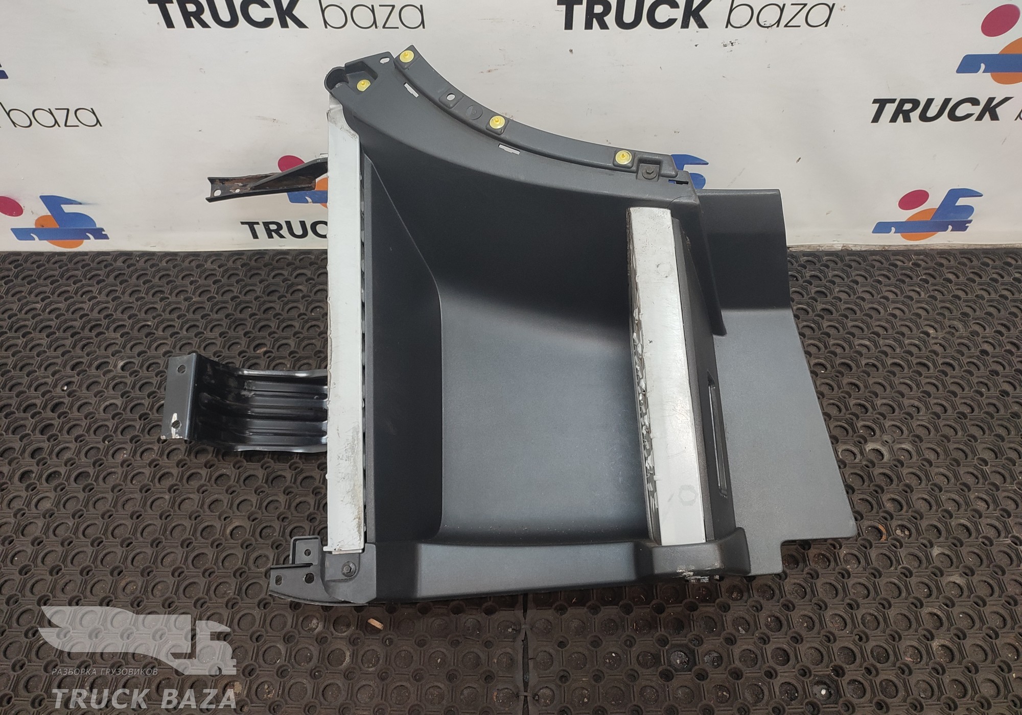 82136982 Корпус подножек левый для Volvo FH 4 (с 2012)