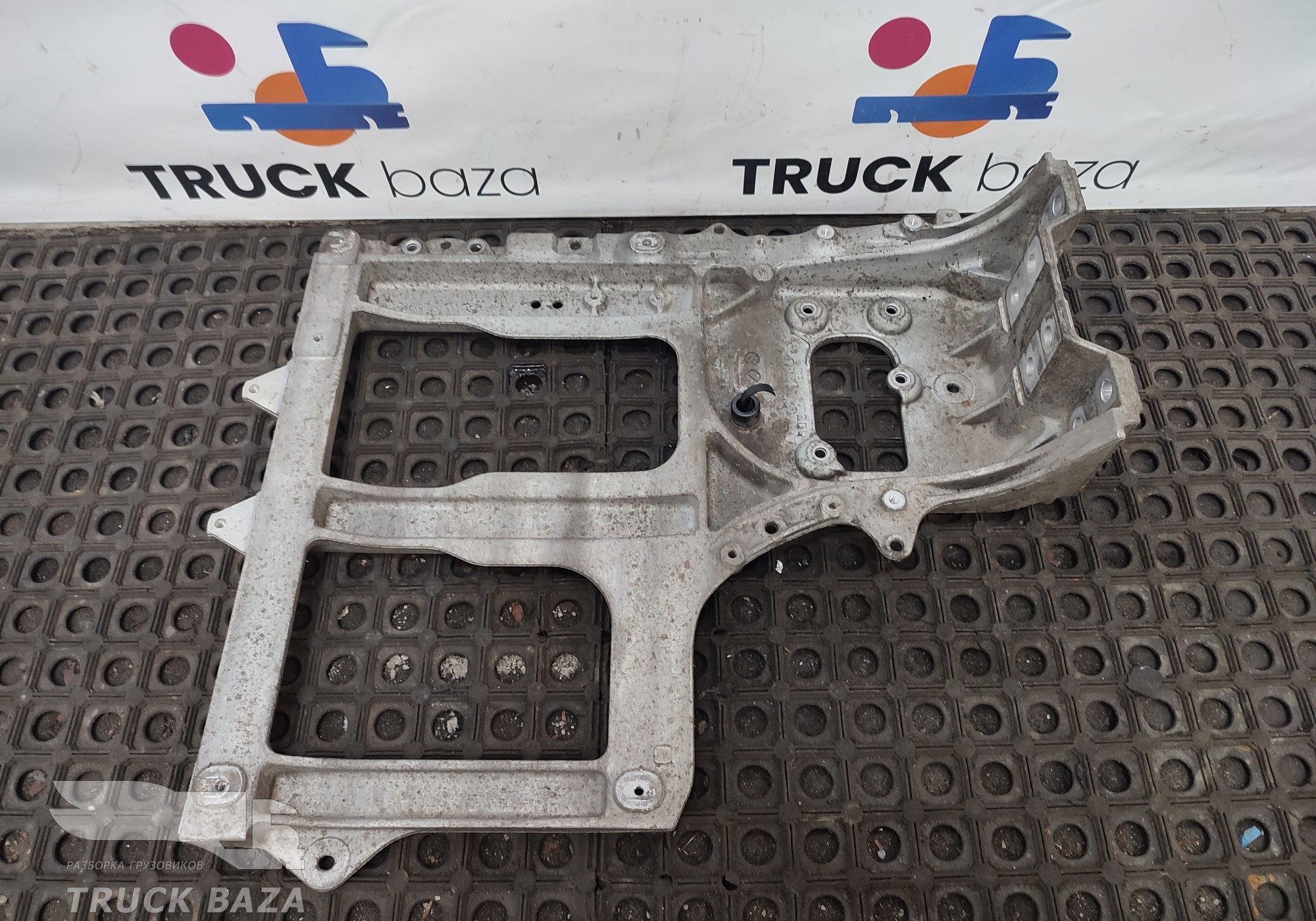81612430206 Кронштейн переднего крыла для Man TGX TG3 (с 2020)
