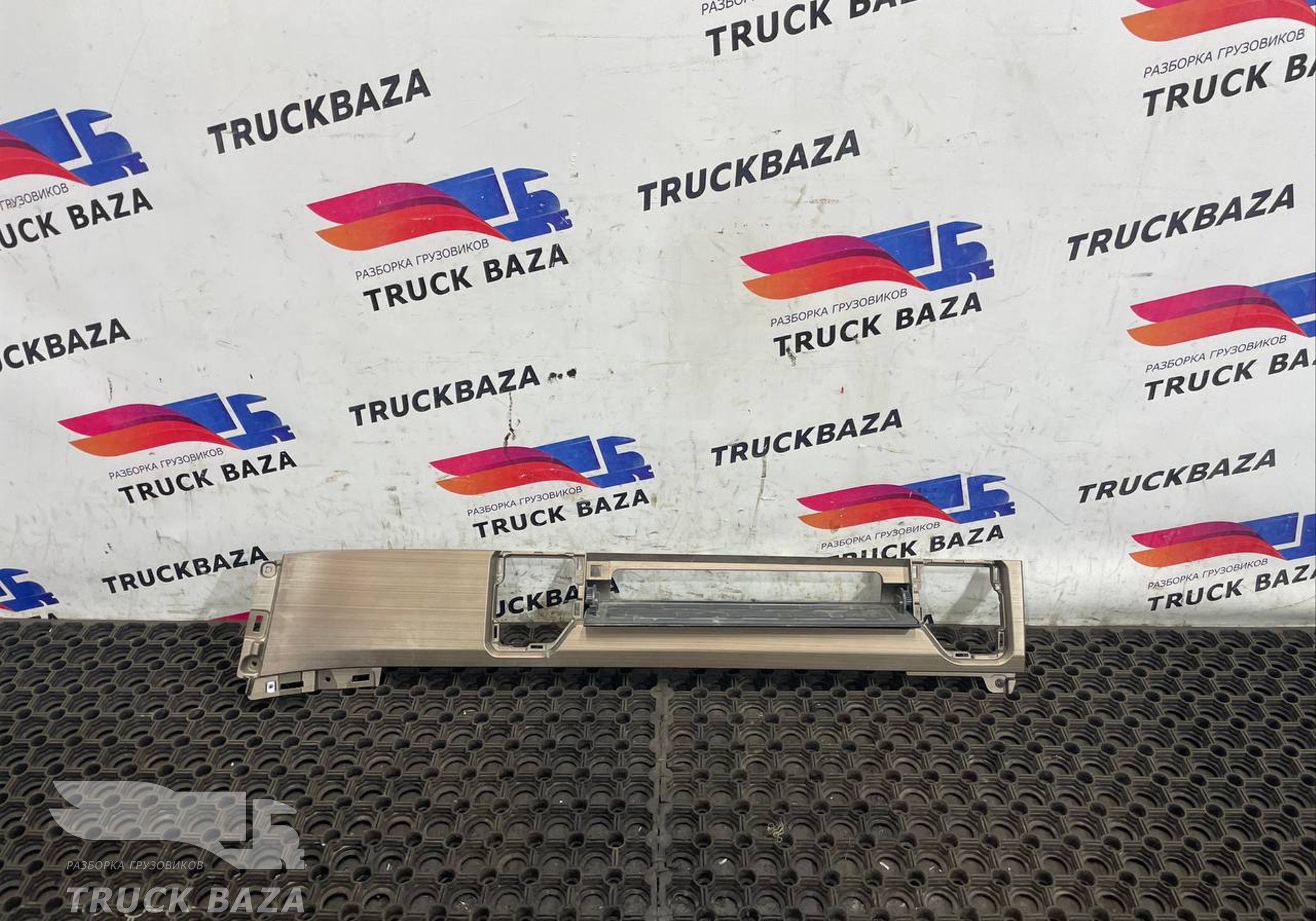812W617015010 Накладка торпедо для Sinotruk Sitrak C7H