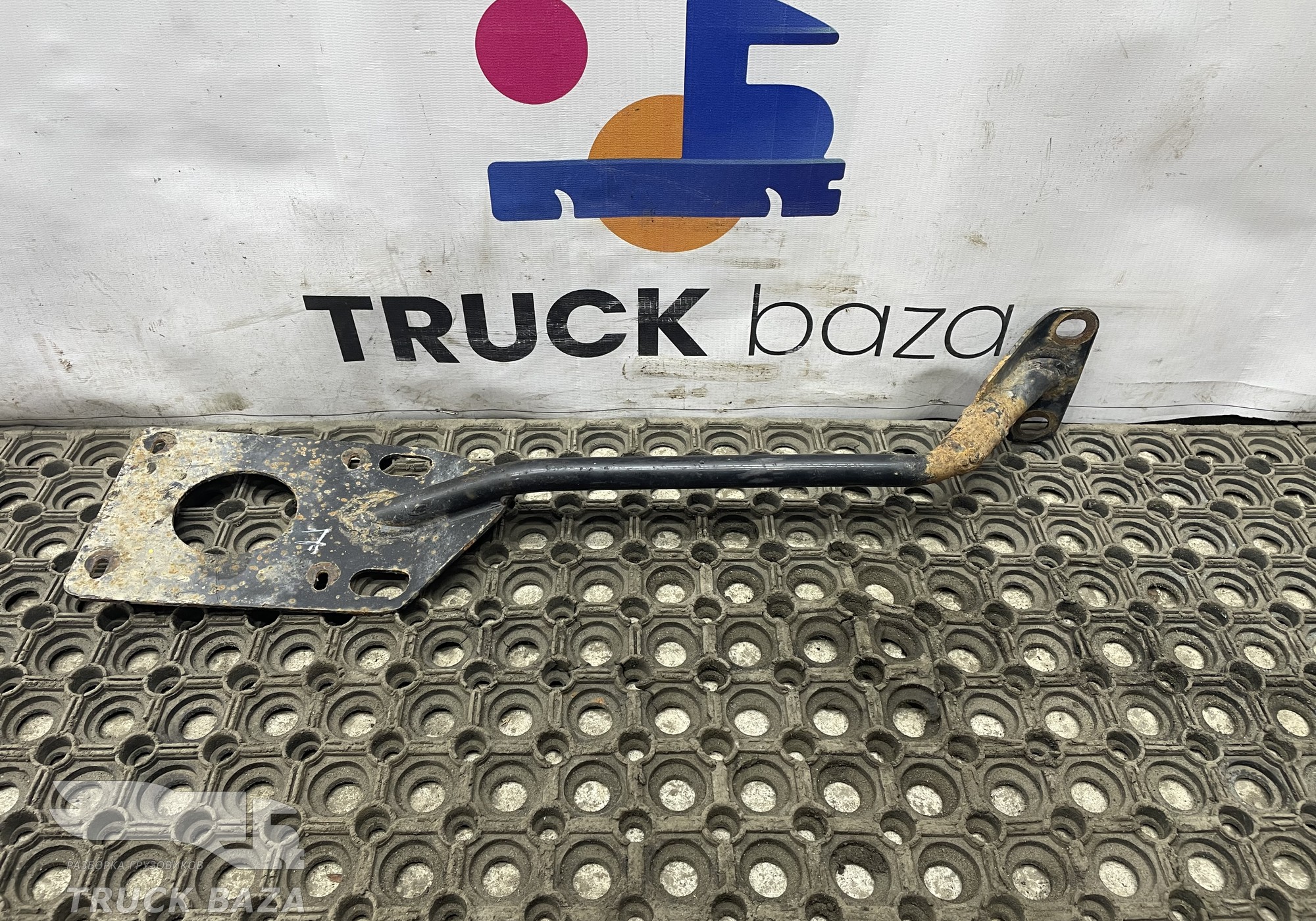 81612435372 Кронштейн крыла переднего правого