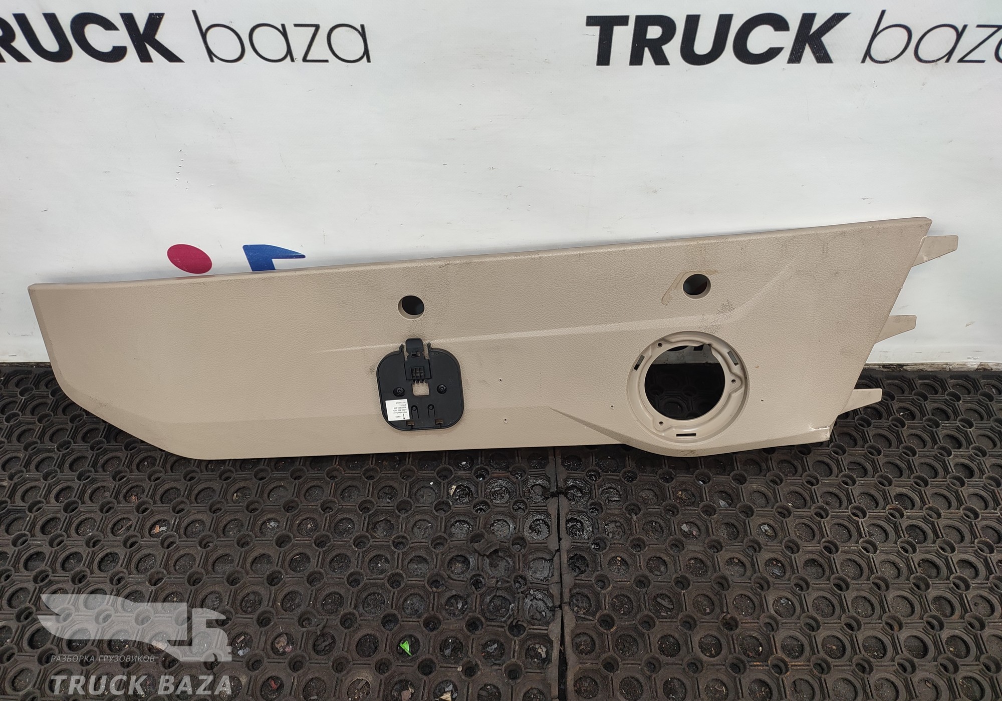 9608436107 Накладка над правой дверью для Mercedes-Benz Actros New Actros MP4 (с 2011)