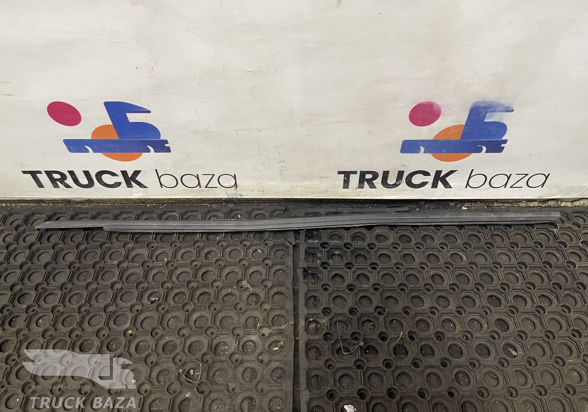 Уплотнитель стекла двери для Scania 6-series R (с 2016)