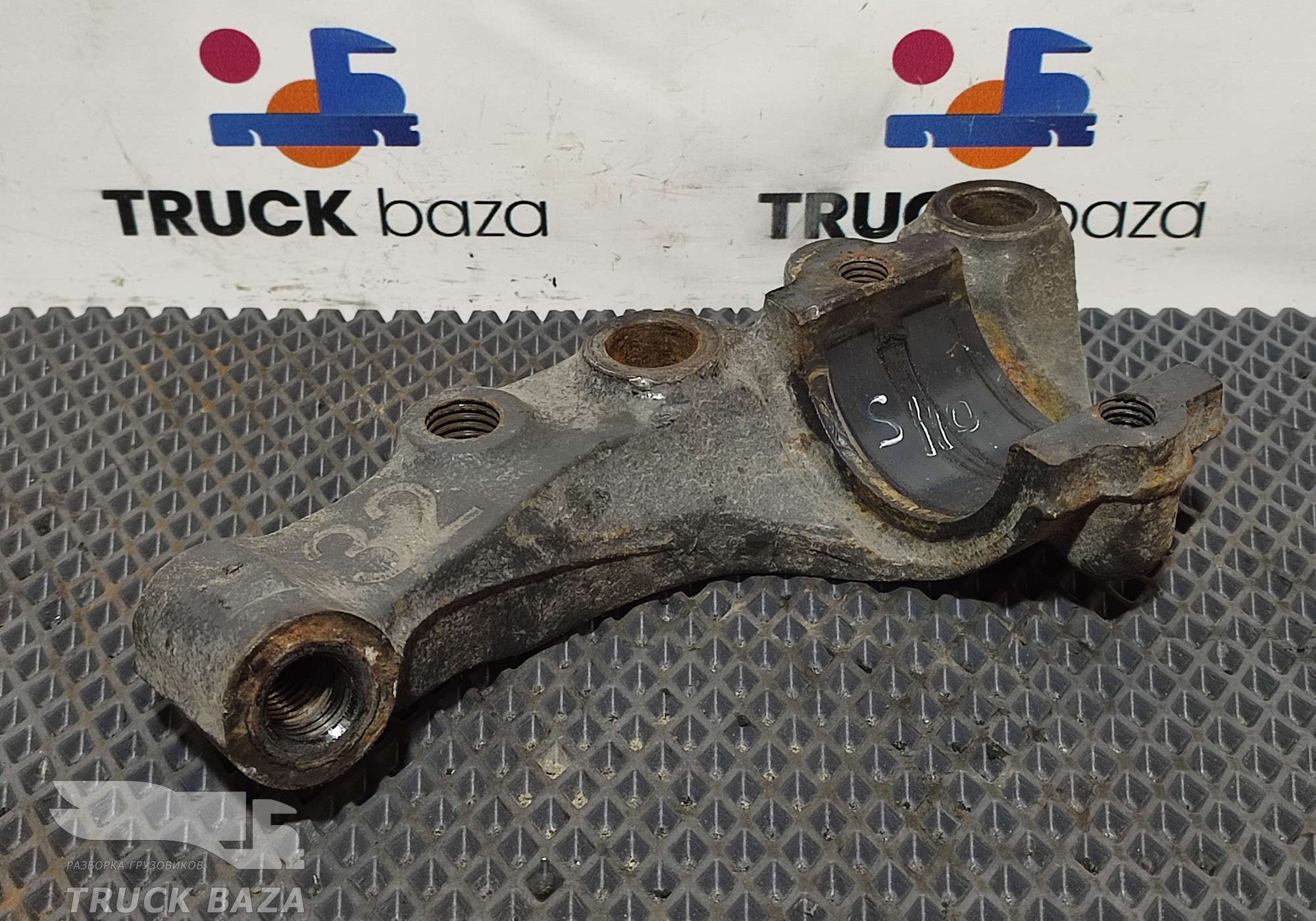 2290932 Кронштейн амортизатора нижний левый