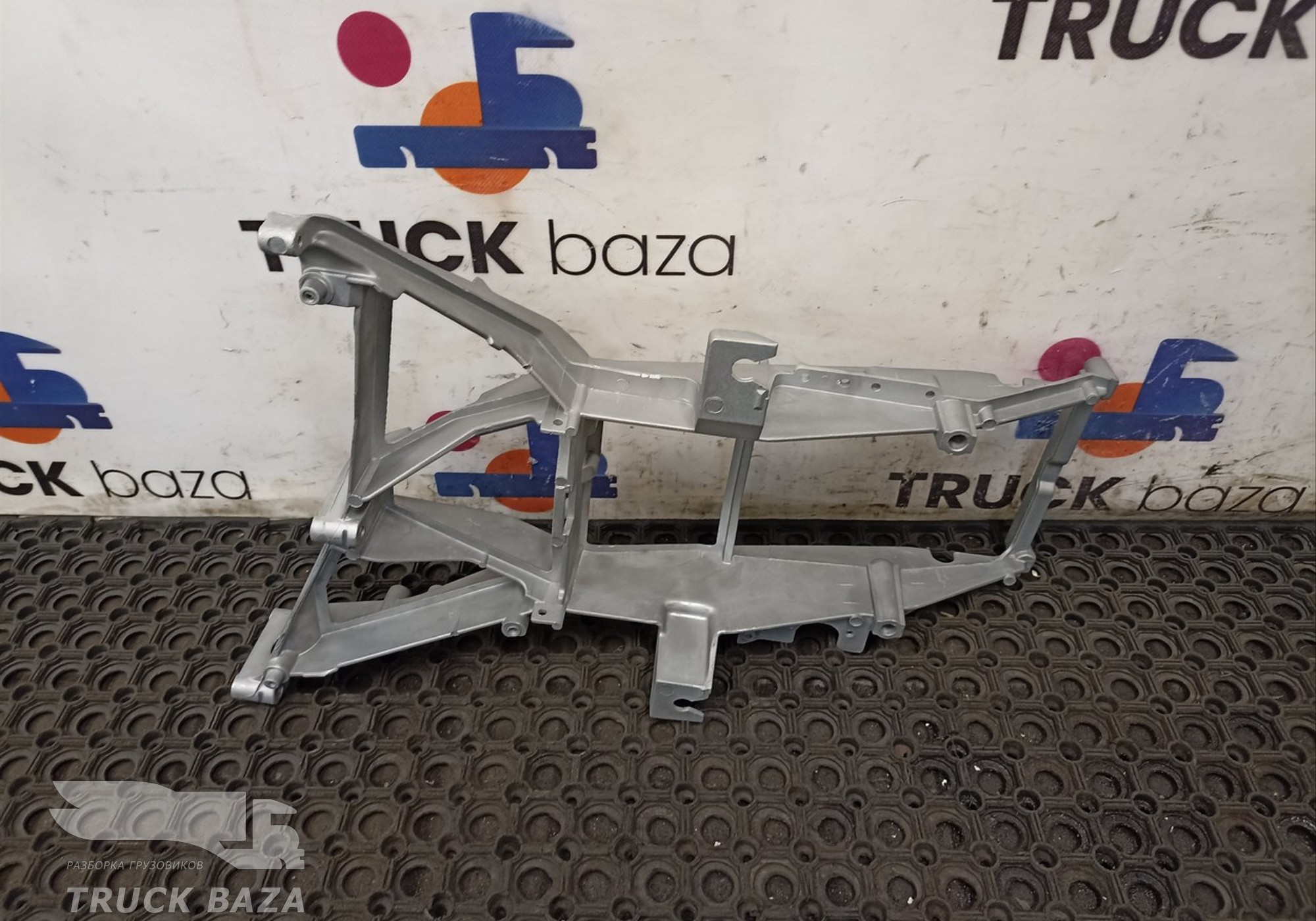 1396936 Кронштейн фары левой