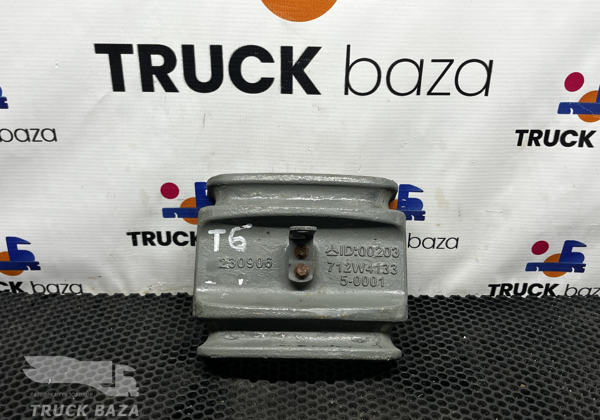 712W413350001 Проставка стремянки рессоры для Sinotruk Sitrak C7H