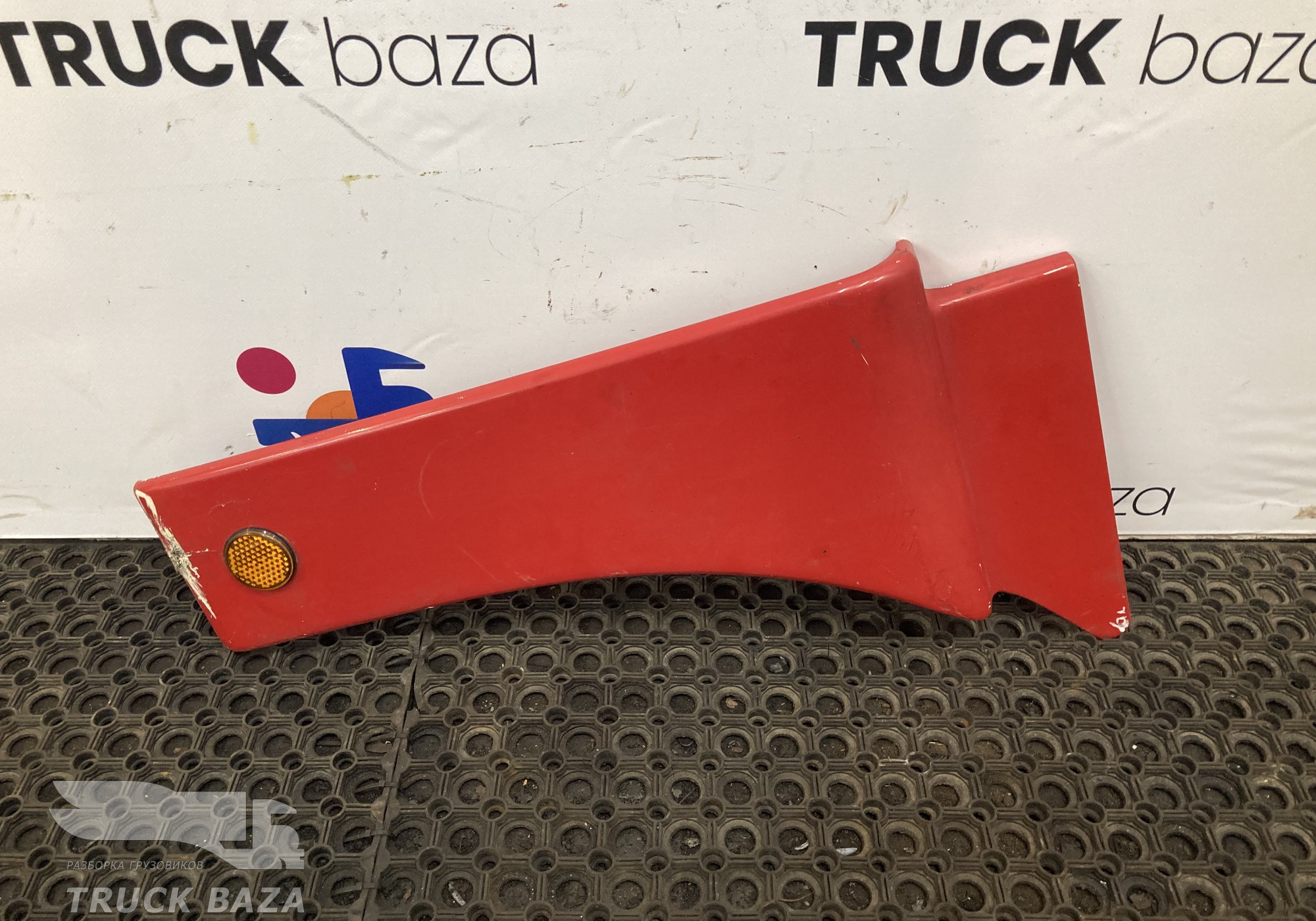 81664100306 Накладка крыла переднего правого