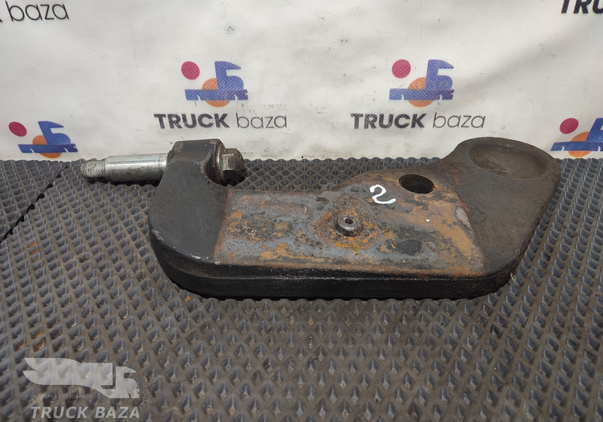 658012905534 Кронштейн амортизатора нижний правый