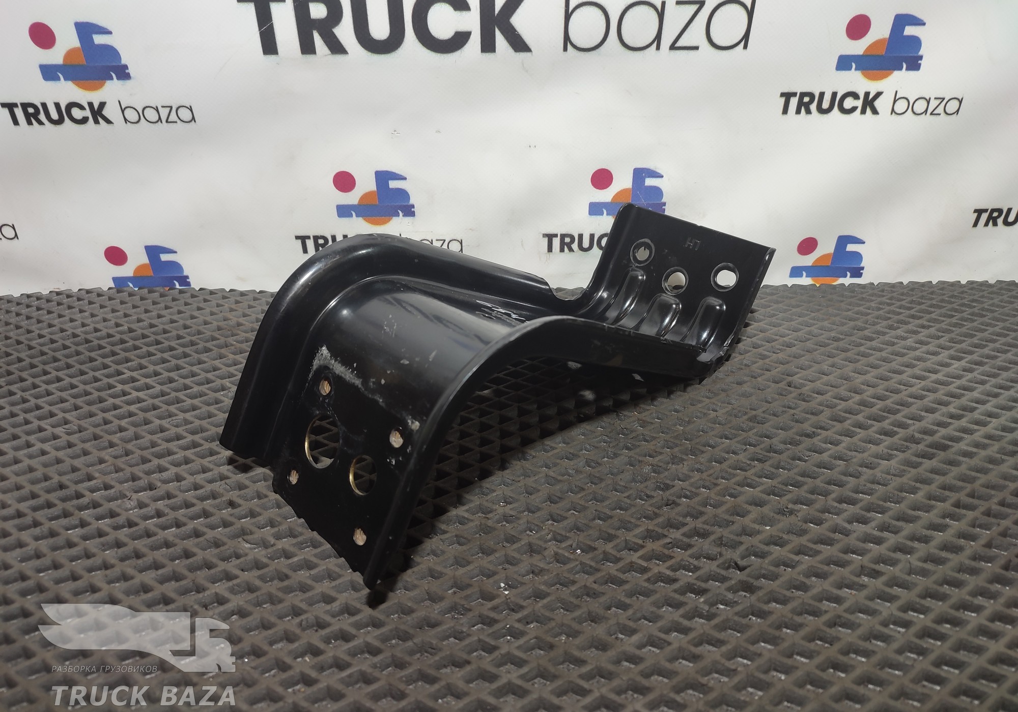 82174599 Кронштейн корпуса подножек левый для Volvo FH 4 (с 2012)