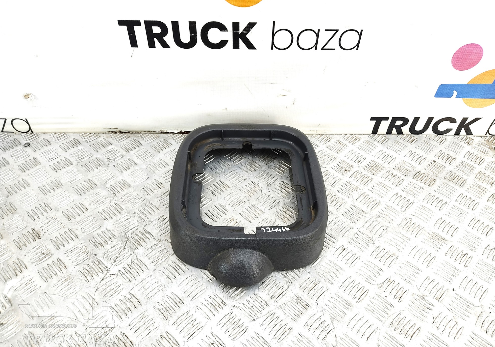 82114335 Накладка кулисы КПП нижняя