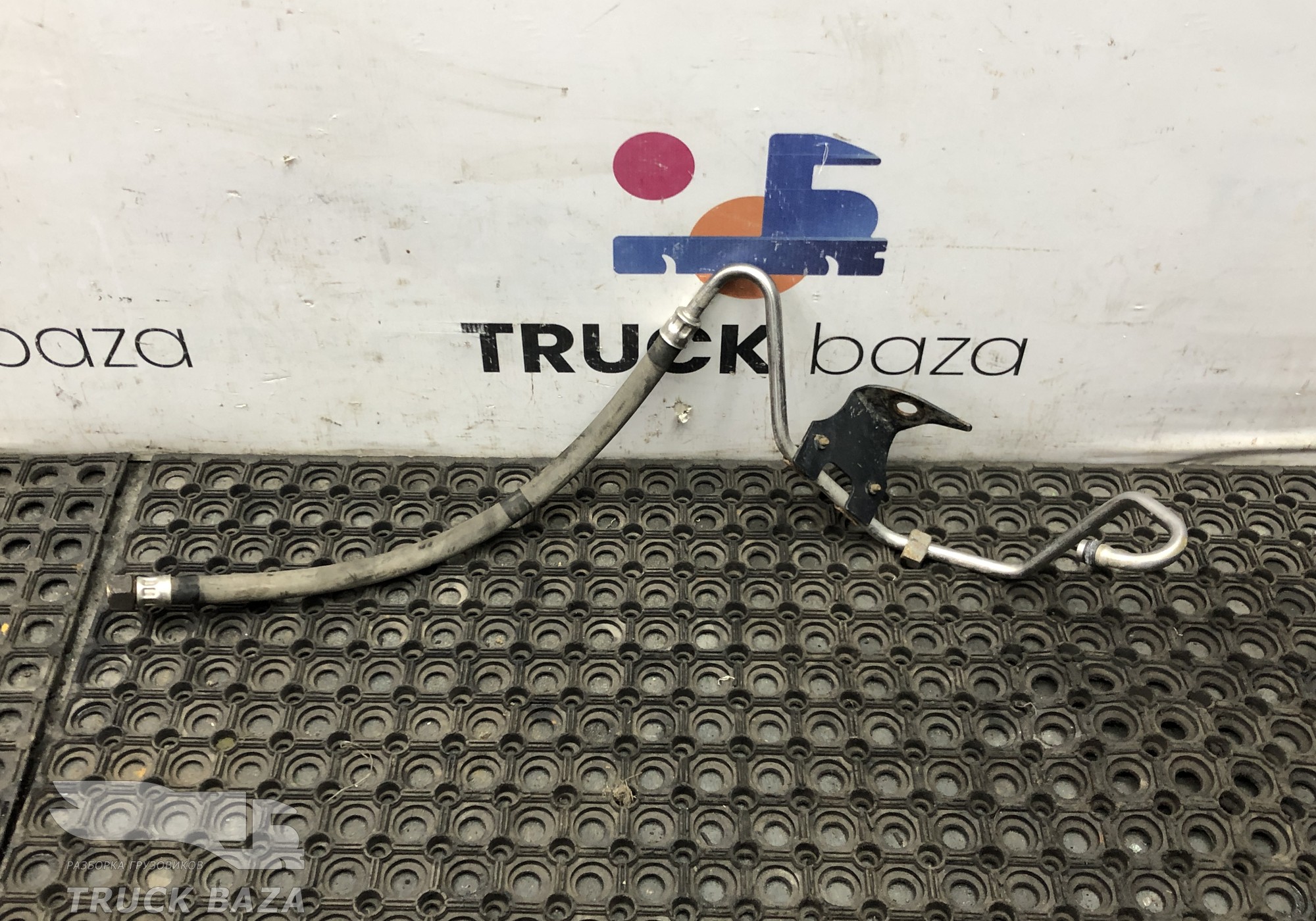 81512010415 Шланг тормозной передний левый