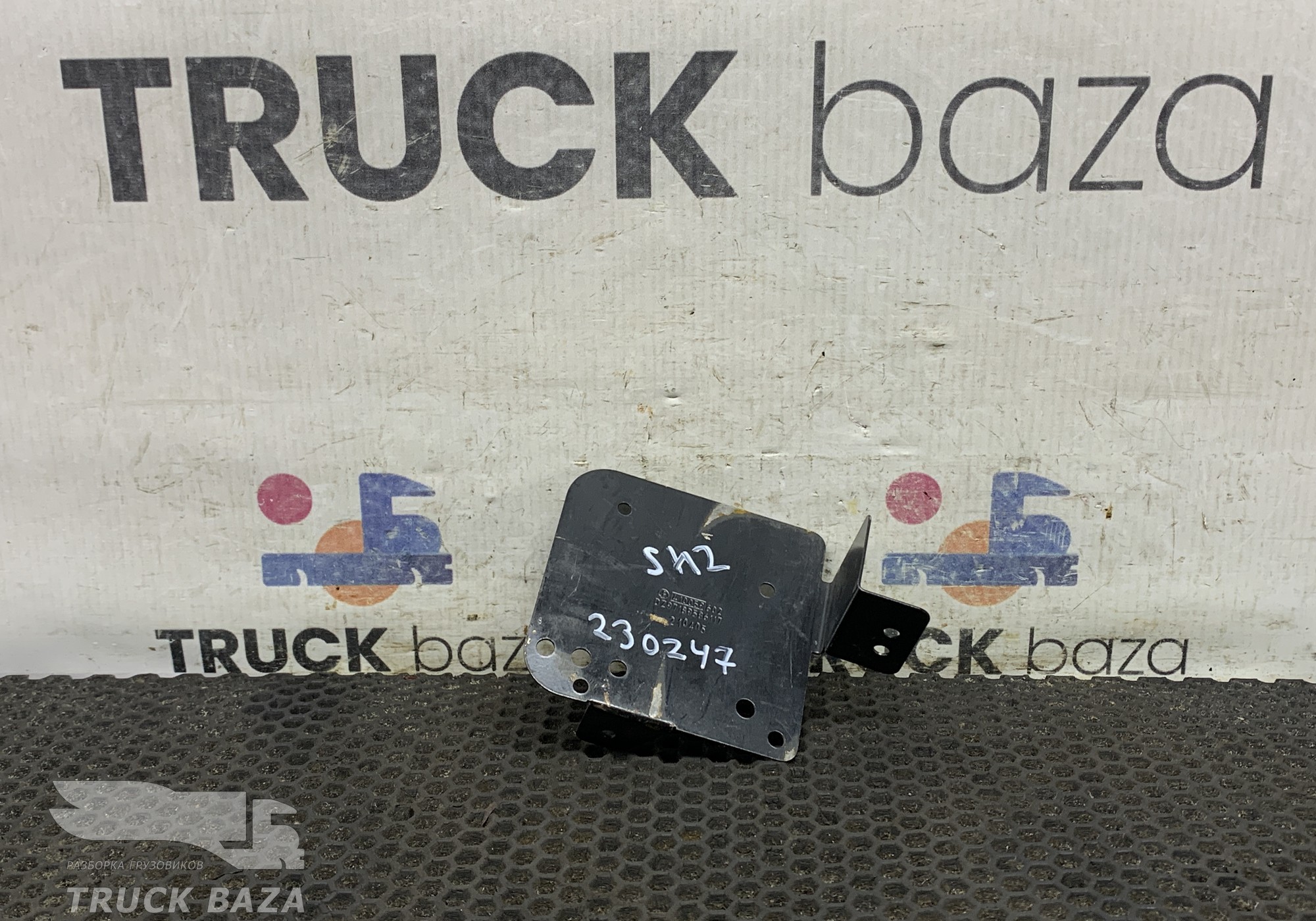 DZ97189586117 Кронштейн приборной панели левый для Shacman X3000 (с 2014)